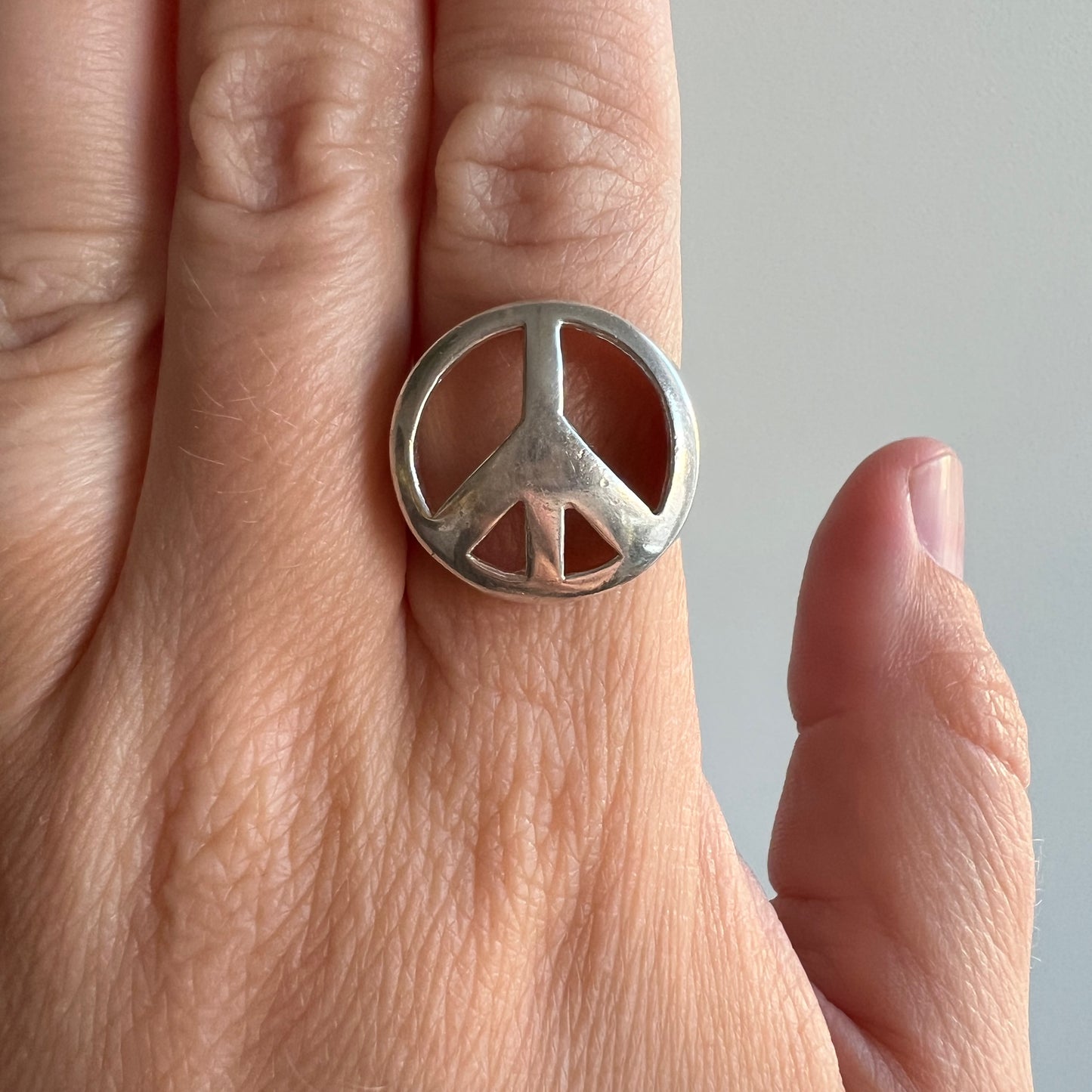 P R E - L O V E D // serene sign / sterling silver peace sign ring / size 6-6.25