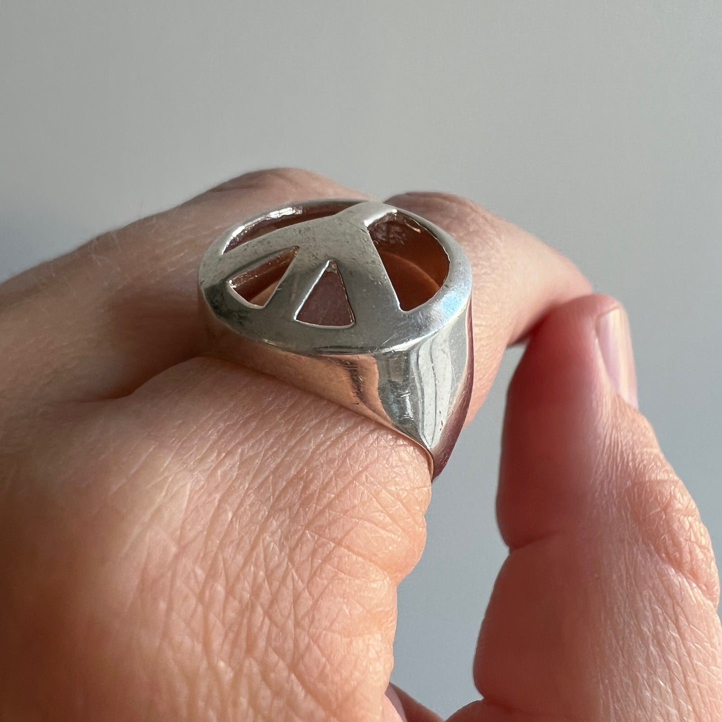 P R E - L O V E D // serene sign / sterling silver peace sign ring / size 6-6.25