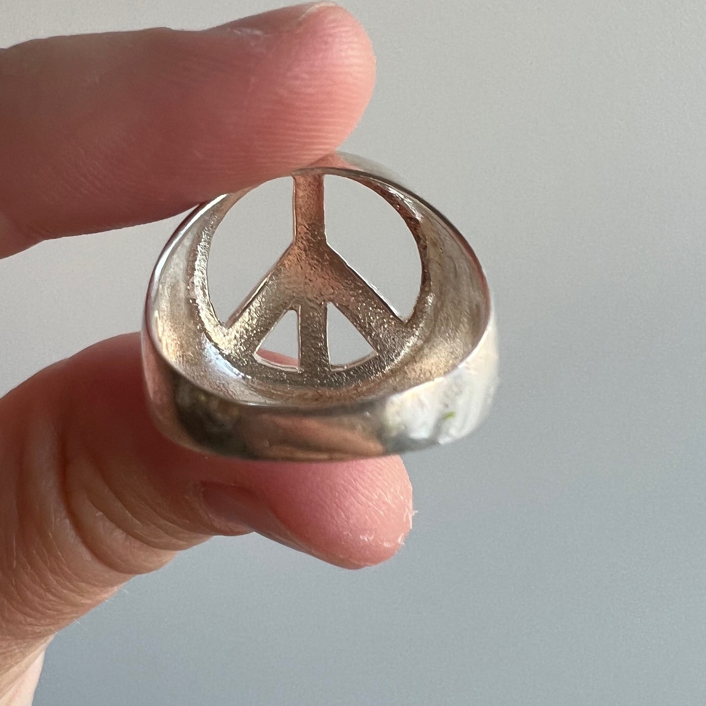 P R E - L O V E D // serene sign / sterling silver peace sign ring / size 6-6.25