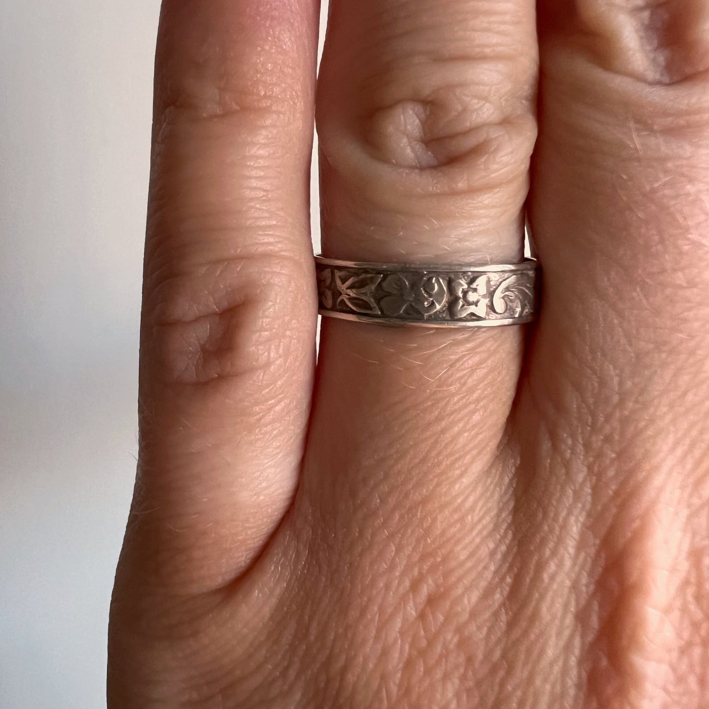 V I N T A G E // forever florals / sterling silver Uncas patterned eternity band / size 6.75