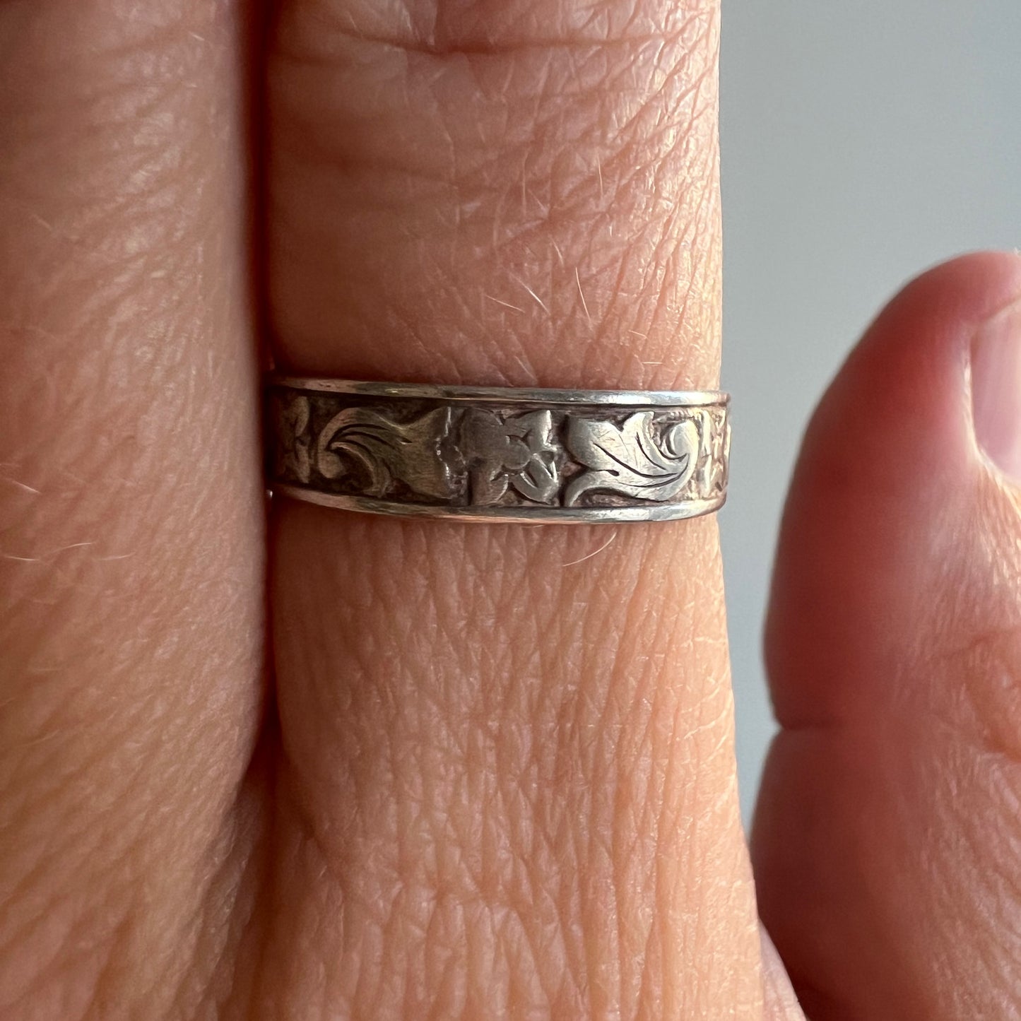 V I N T A G E // forever florals / sterling silver Uncas patterned eternity band / size 6.75