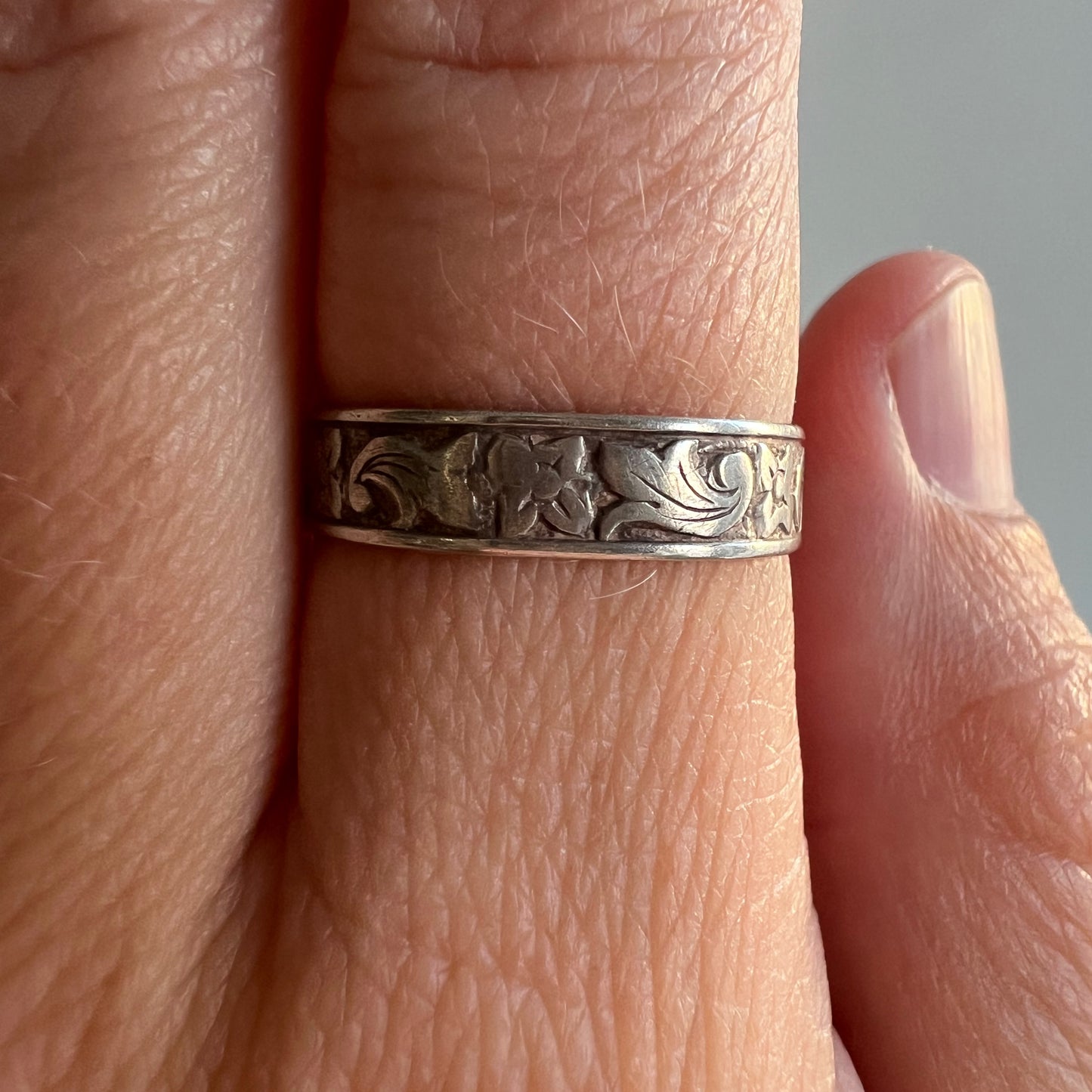 V I N T A G E // forever florals / sterling silver Uncas patterned eternity band / size 6.75