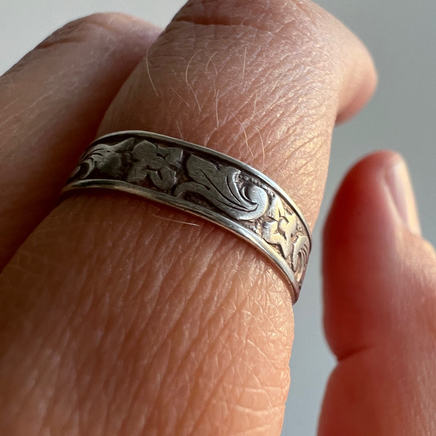 V I N T A G E // forever florals / sterling silver Uncas patterned eternity band / size 6.75