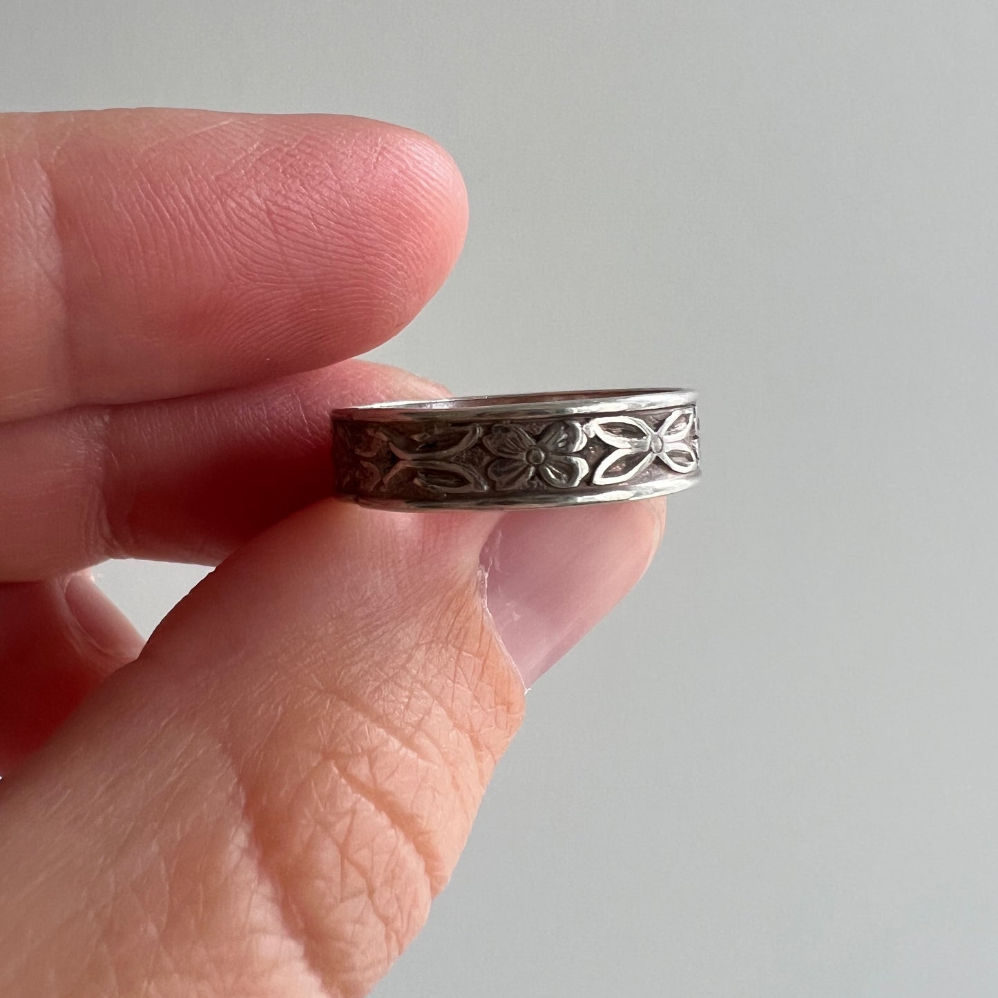 V I N T A G E // forever florals / sterling silver patterned eternity band by Uncas / size 5.75