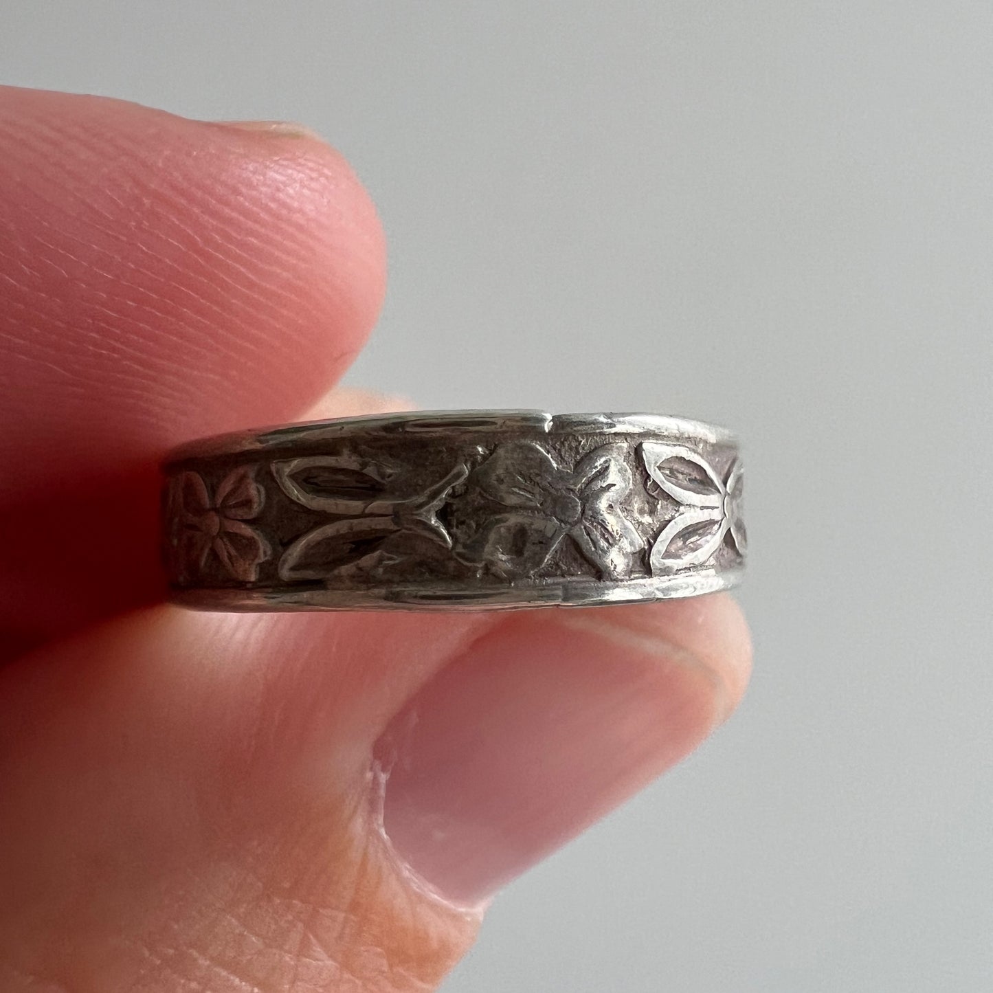 V I N T A G E // forever florals / sterling silver patterned eternity band by Uncas / size 5.75