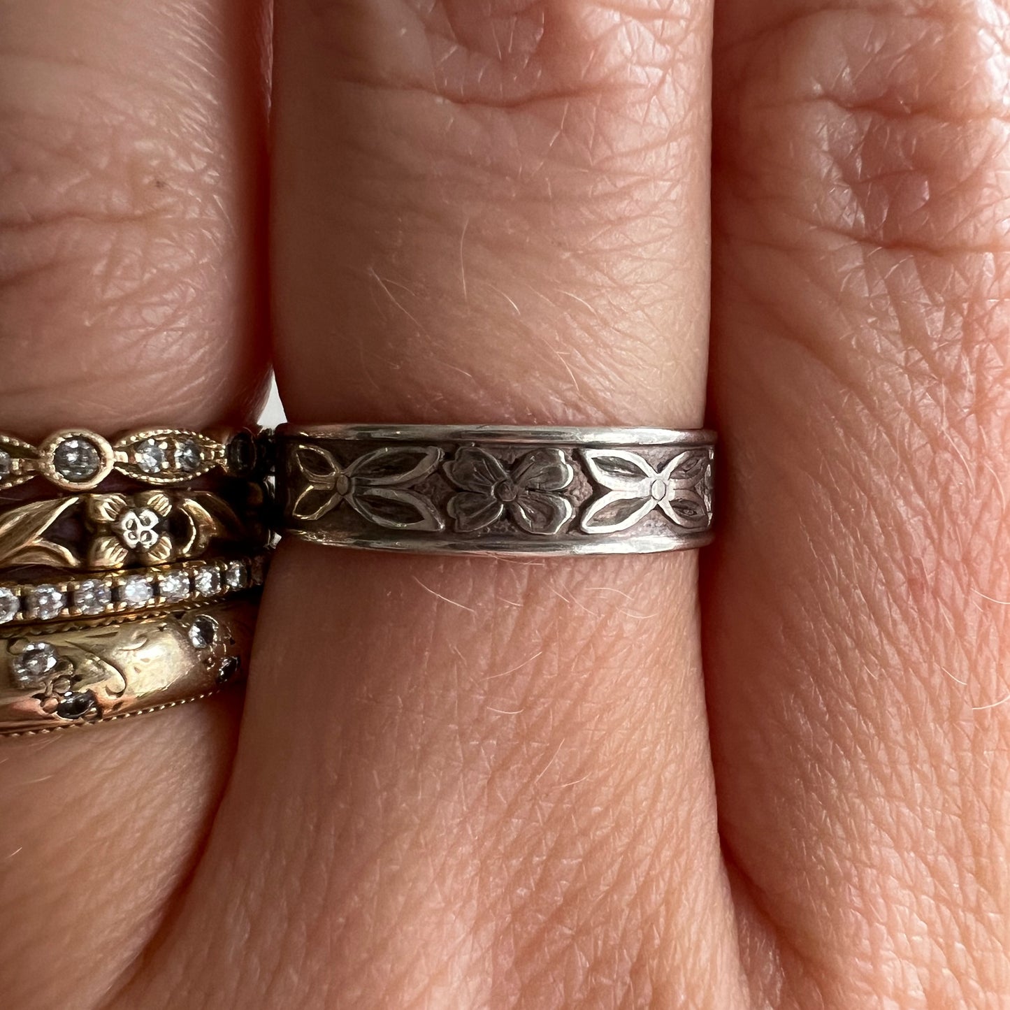 V I N T A G E // forever florals / sterling silver patterned eternity band by Uncas / size 5.75