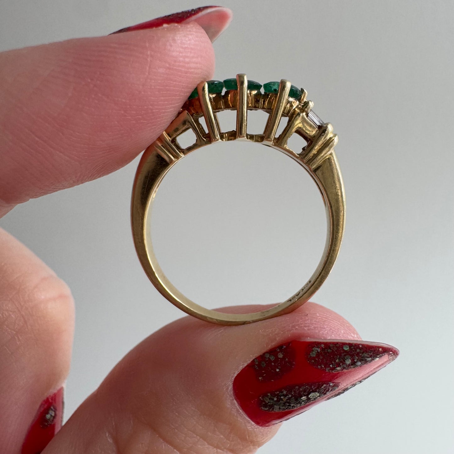 V I N T A G E // three times the envy / 10k + emerald + baguette diamond stacking ring / size 7