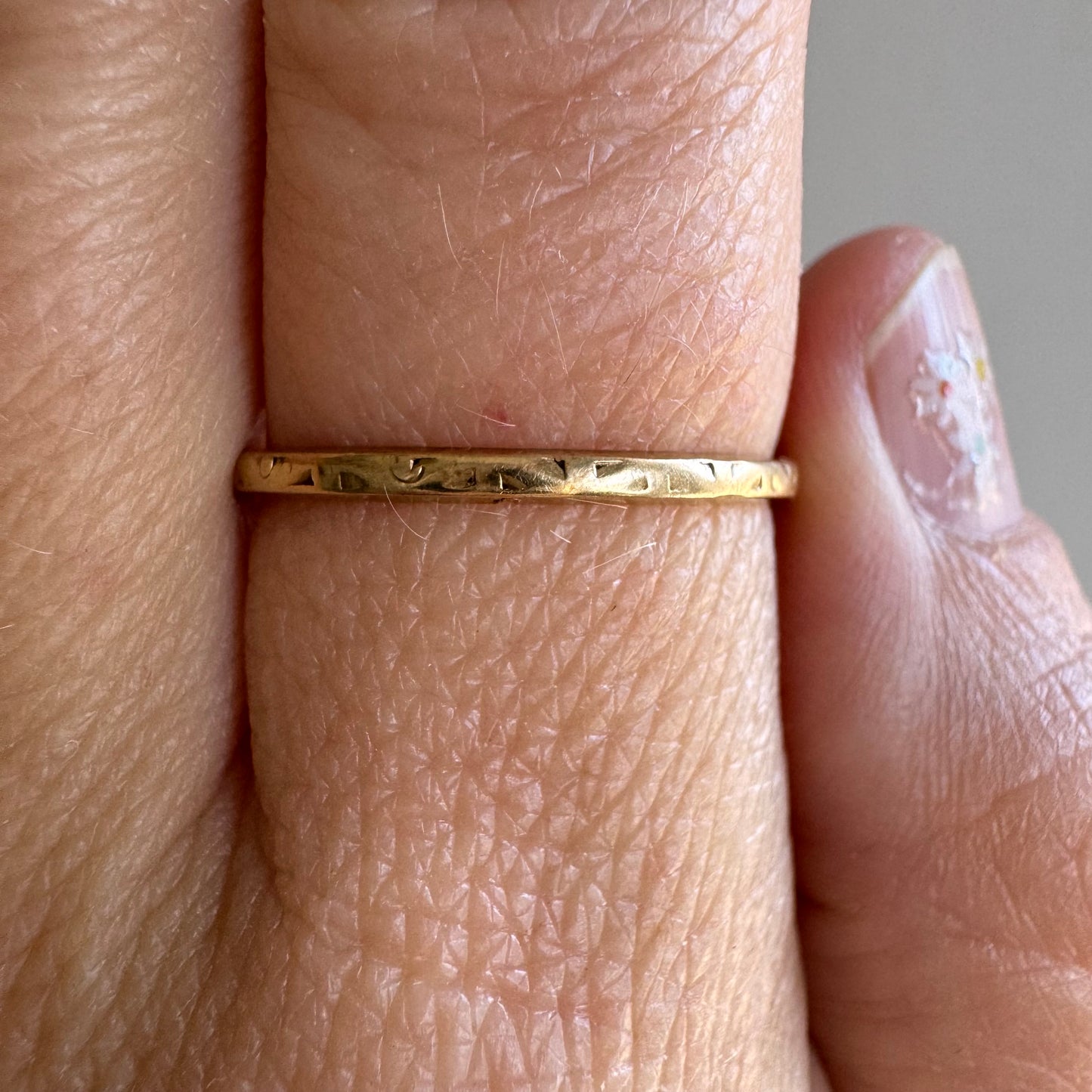 V I N T A G E // fading patterns / 14k yellow gold skinny pipe cut patterned band / size 7.75