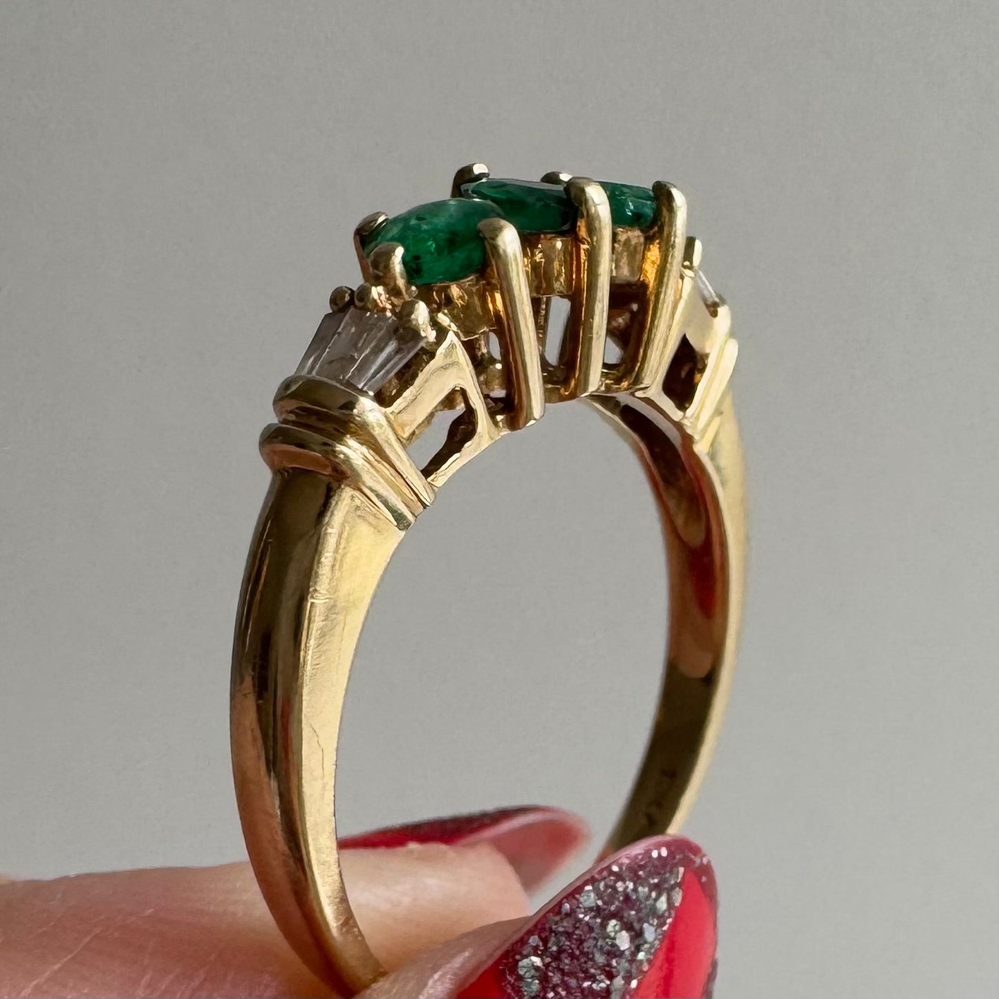 V I N T A G E // three times the envy / 10k + emerald + baguette diamond stacking ring / size 7