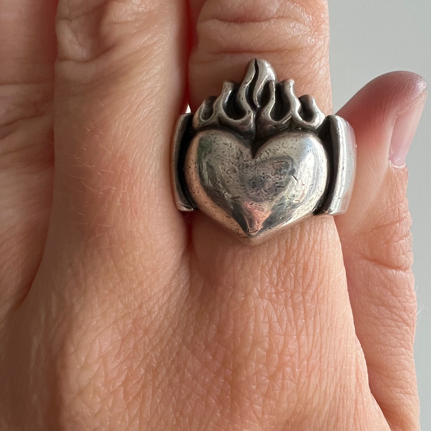 V I N T A G E // this heart is on fire / sterling silver biker style framing heart signet ring / size 8.25 to 8.5