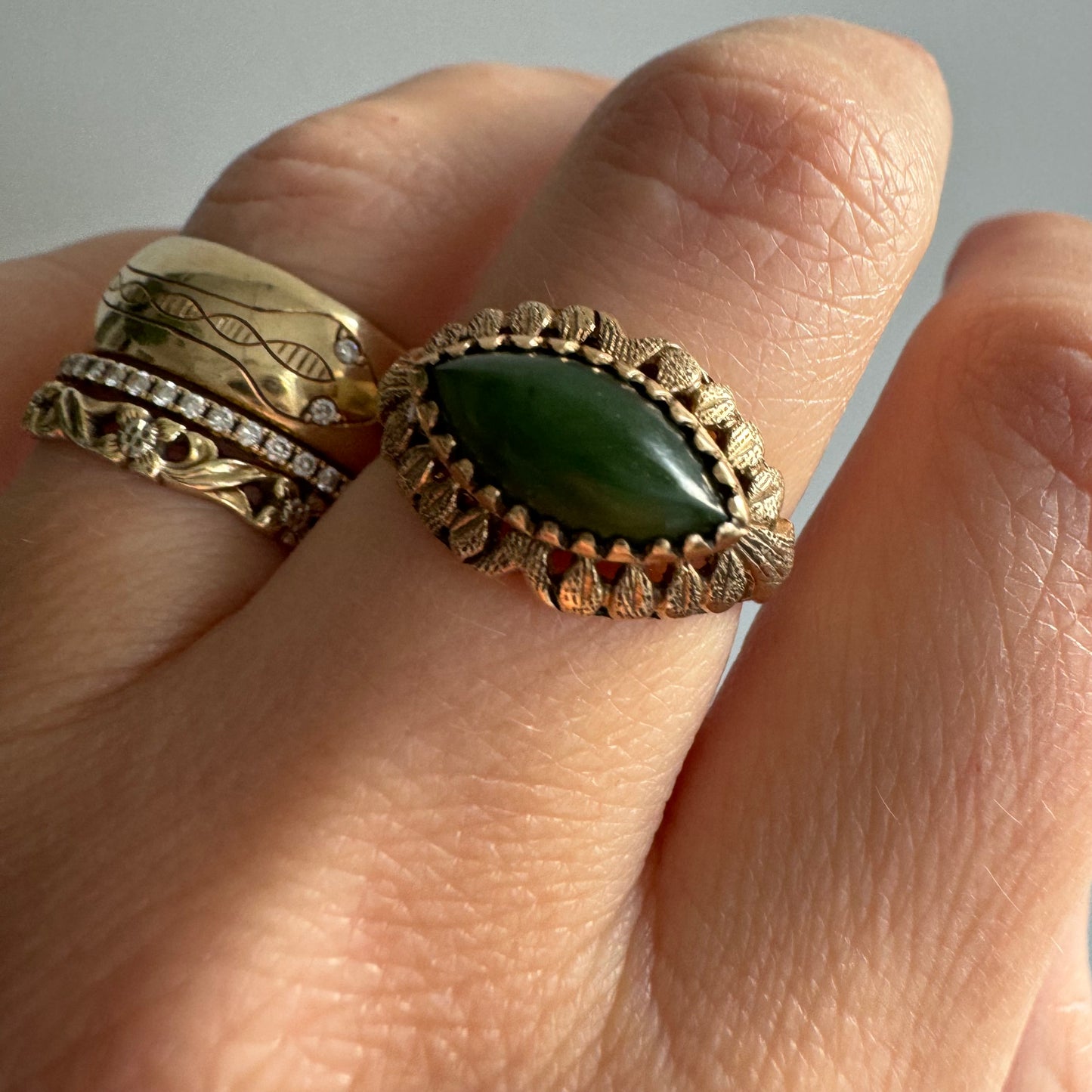 V I N T A G E // leafy eyelashes / 10k and jade eye ring / size 5.75