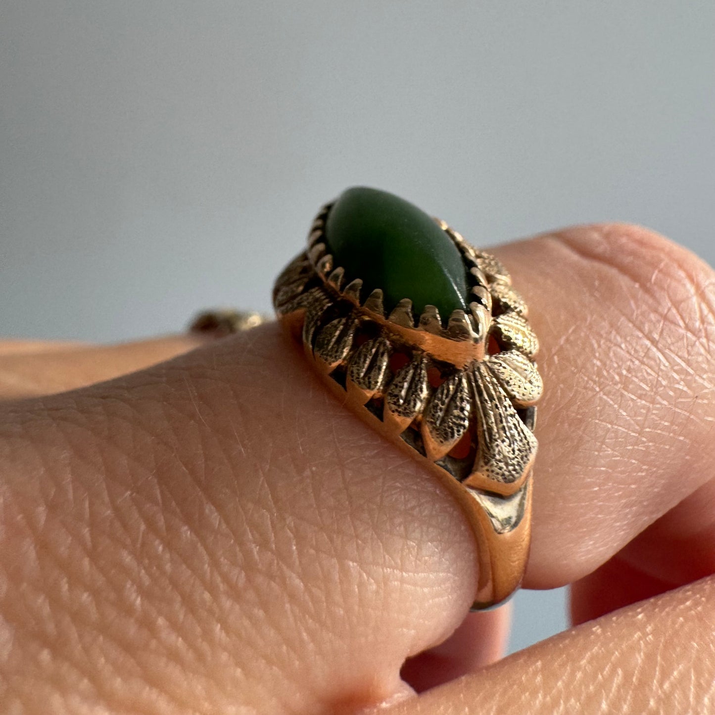 V I N T A G E // leafy eyelashes / 10k and jade eye ring / size 5.75