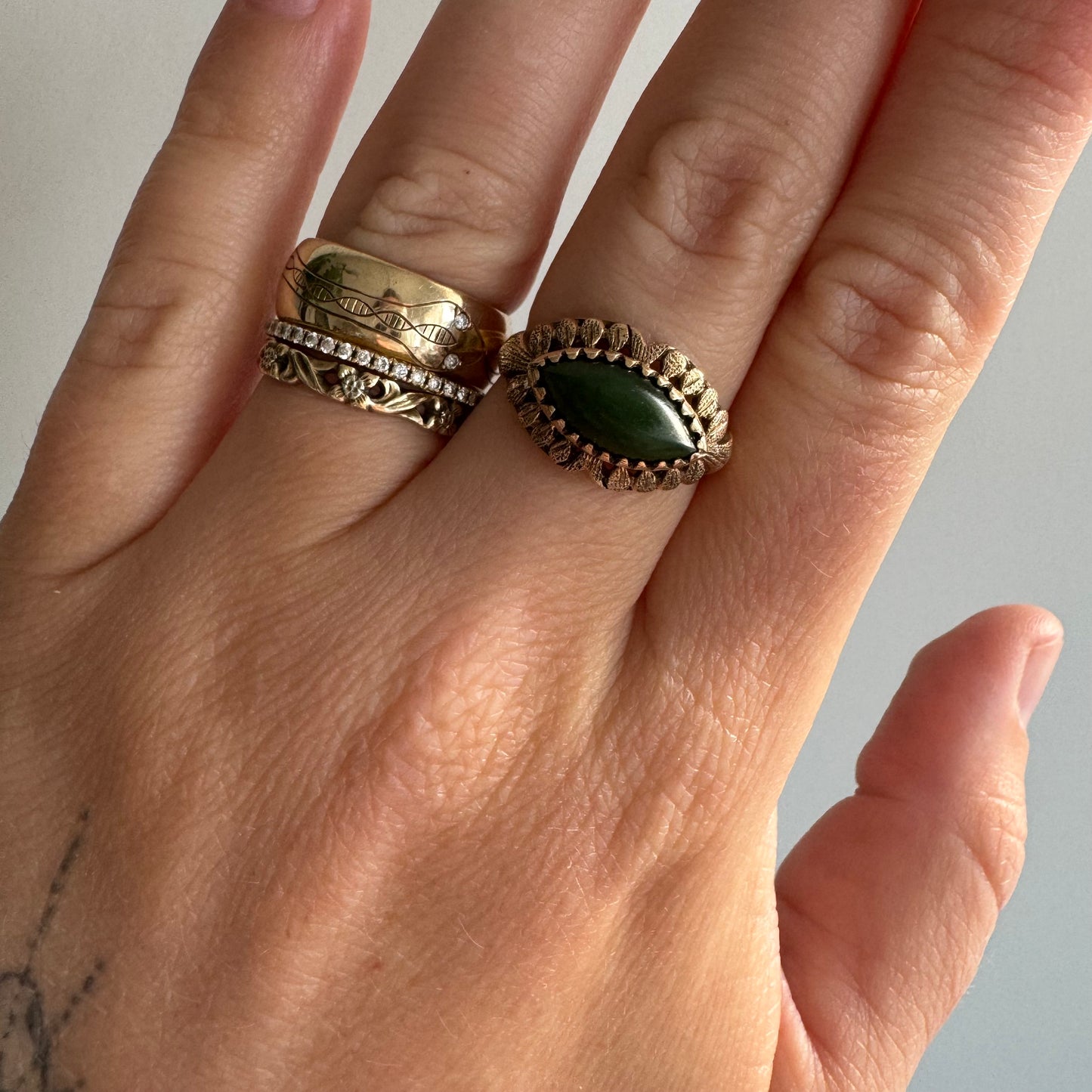 V I N T A G E // leafy eyelashes / 10k and jade eye ring / size 5.75