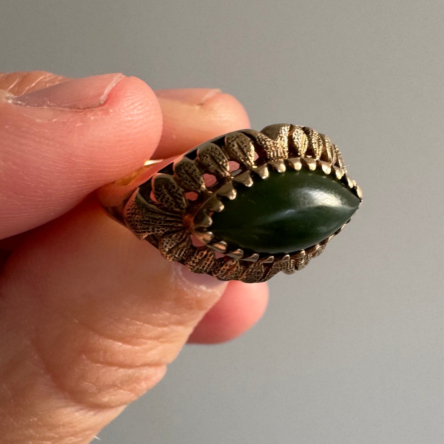 V I N T A G E // leafy eyelashes / 10k and jade eye ring / size 5.75