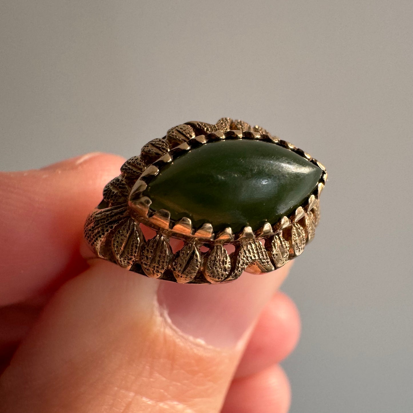 V I N T A G E // leafy eyelashes / 10k and jade eye ring / size 5.75