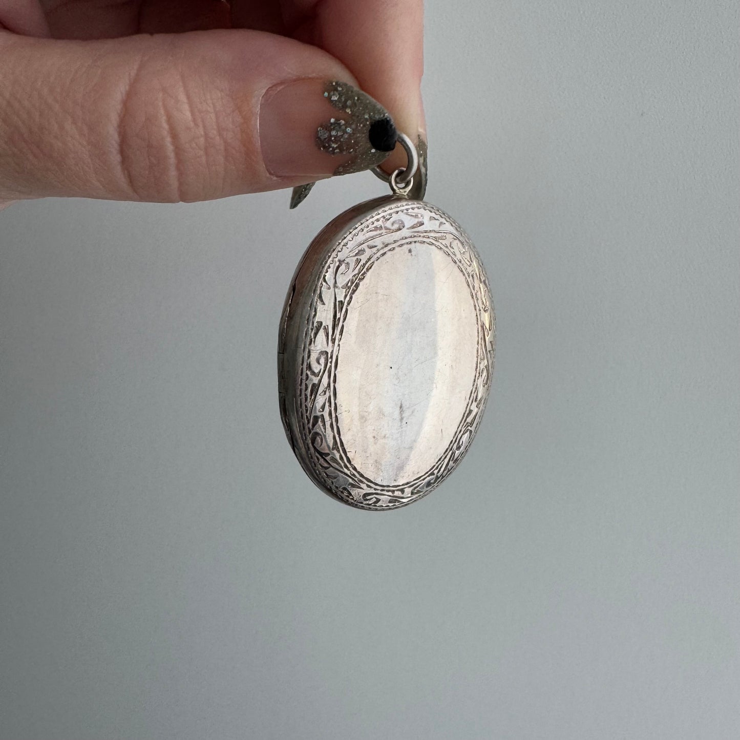 V I N T A G E // classic locket / sterling silver large oval locket / a pendant