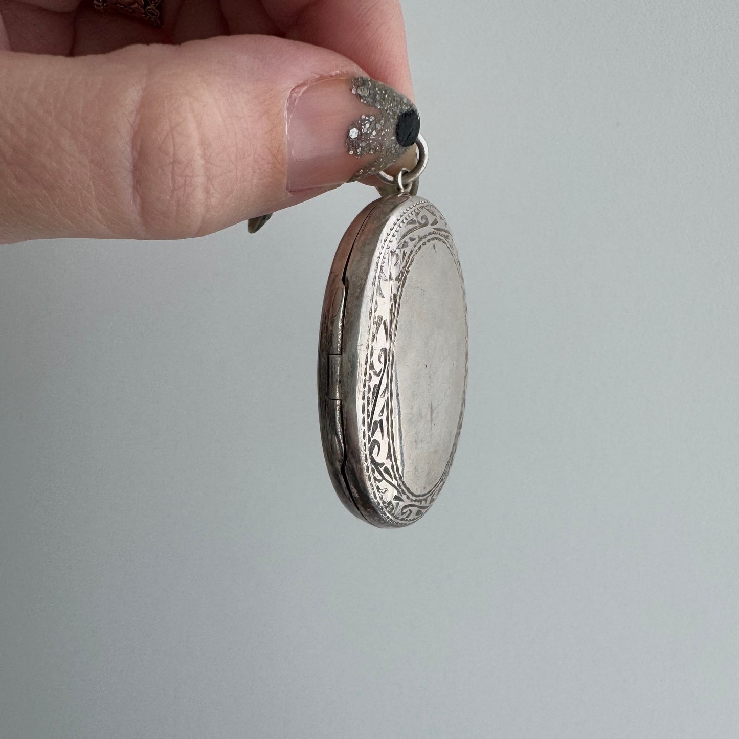 V I N T A G E // classic locket / sterling silver large oval locket / a pendant