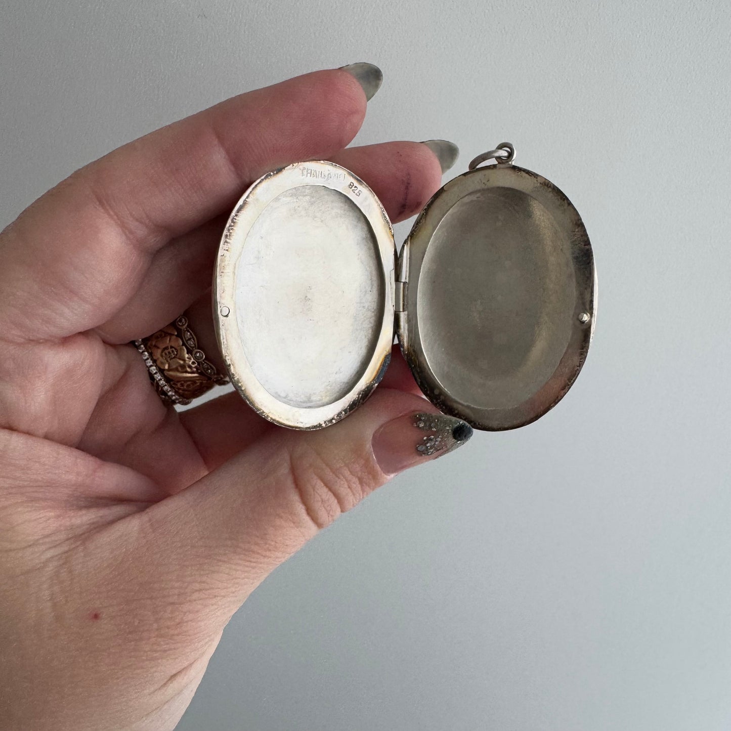 V I N T A G E // classic locket / sterling silver large oval locket / a pendant