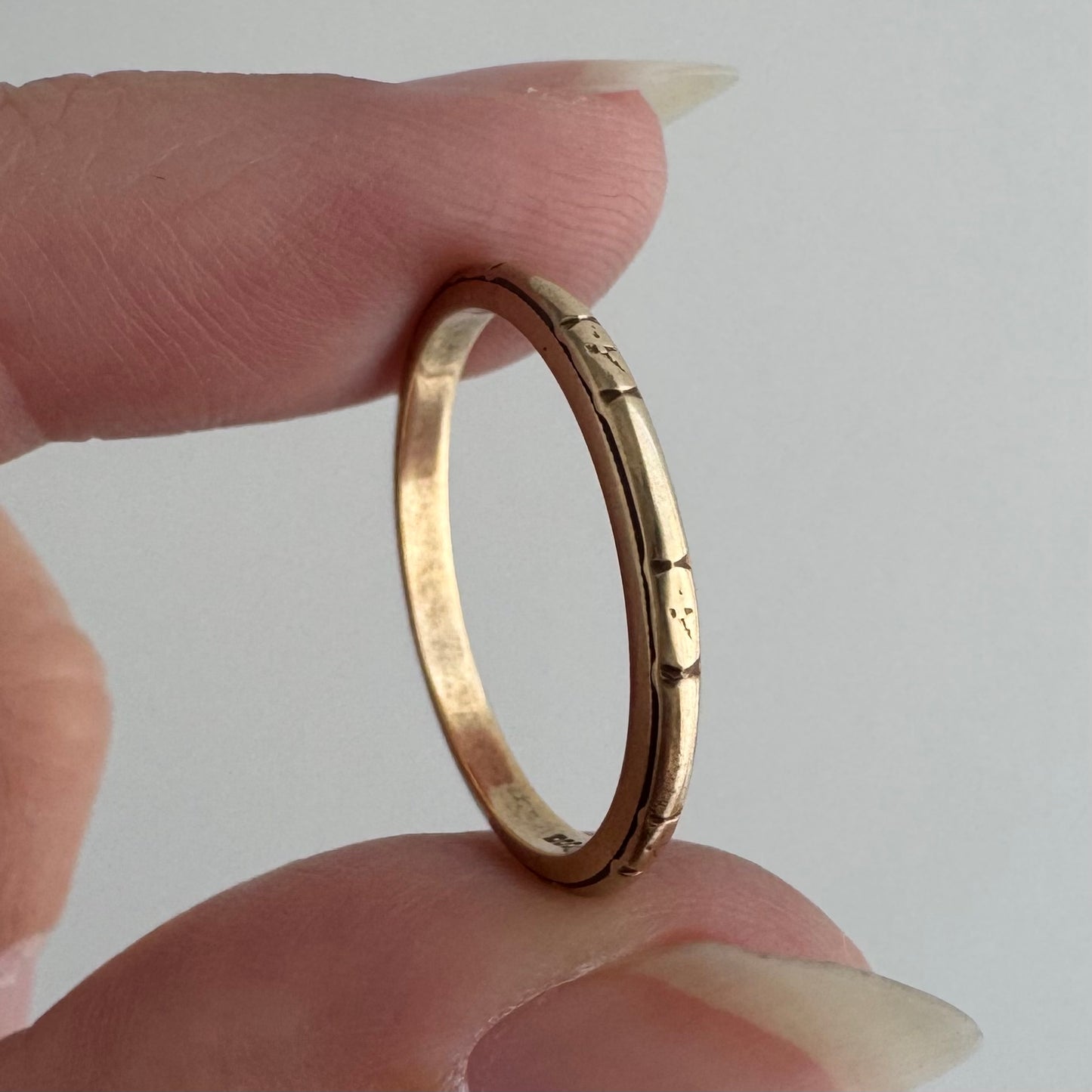 V I N T A G E // blooming pipe cut skinny donut / solid 14k yellow gold floral patterned thin eternity wedding band by JR Wood / size 6.25