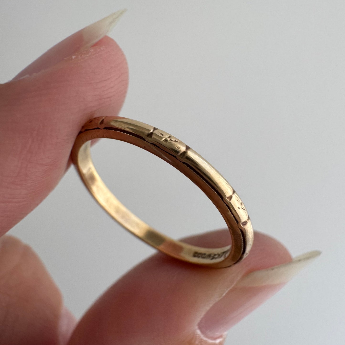 V I N T A G E // blooming pipe cut skinny donut / solid 14k yellow gold floral patterned thin eternity wedding band by JR Wood / size 6.25