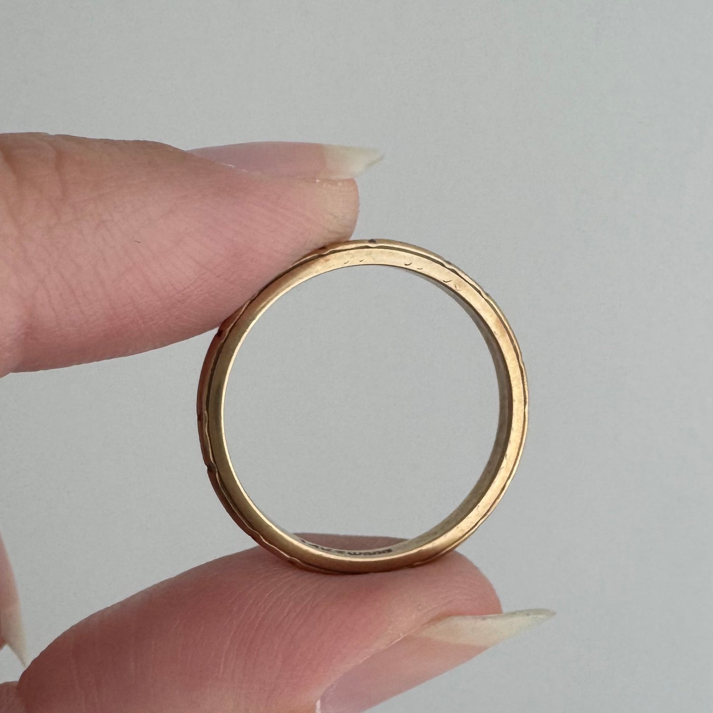 V I N T A G E // blooming pipe cut skinny donut / solid 14k yellow gold floral patterned thin eternity wedding band by JR Wood / size 6.25