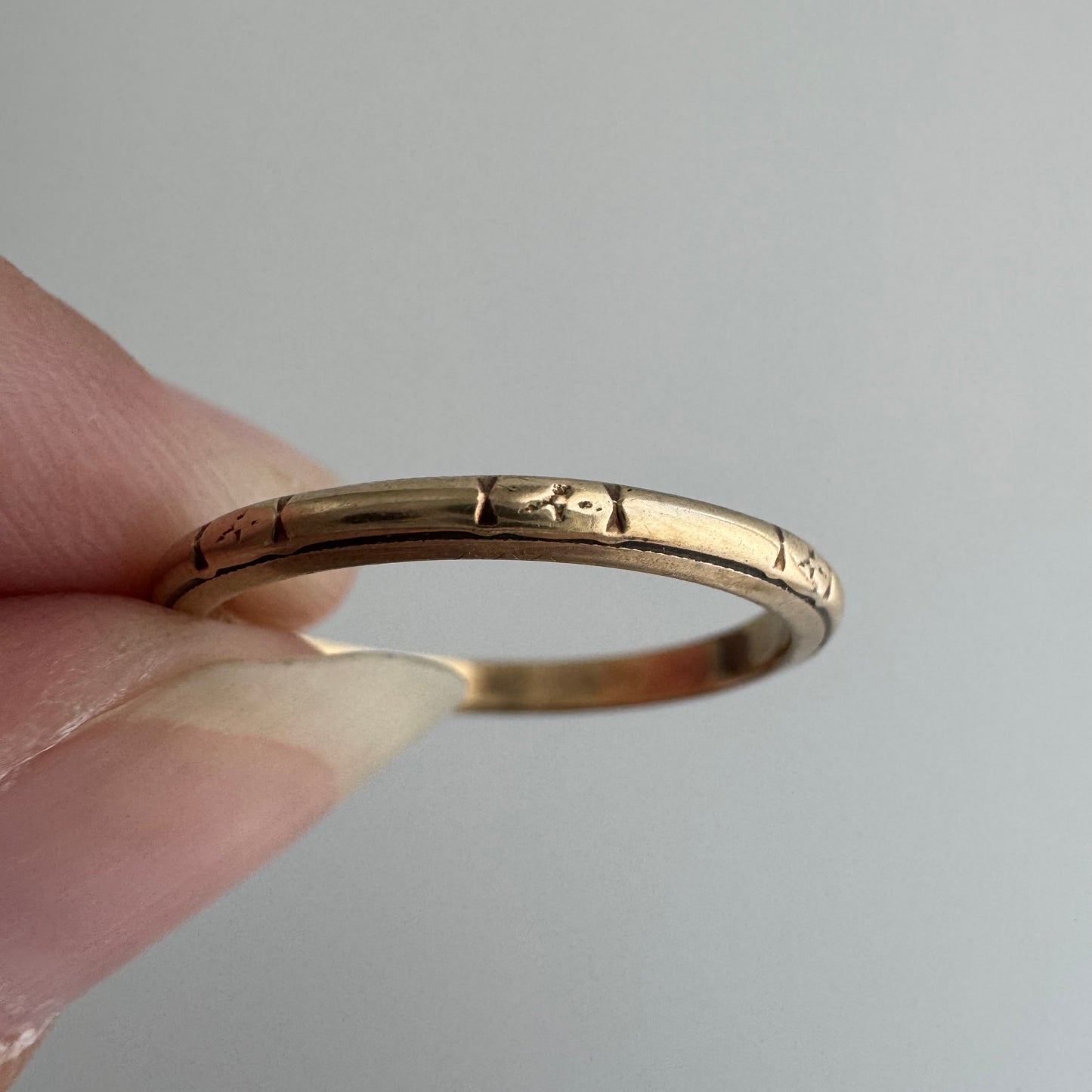 V I N T A G E // blooming pipe cut skinny donut / solid 14k yellow gold floral patterned thin eternity wedding band by JR Wood / size 6.25
