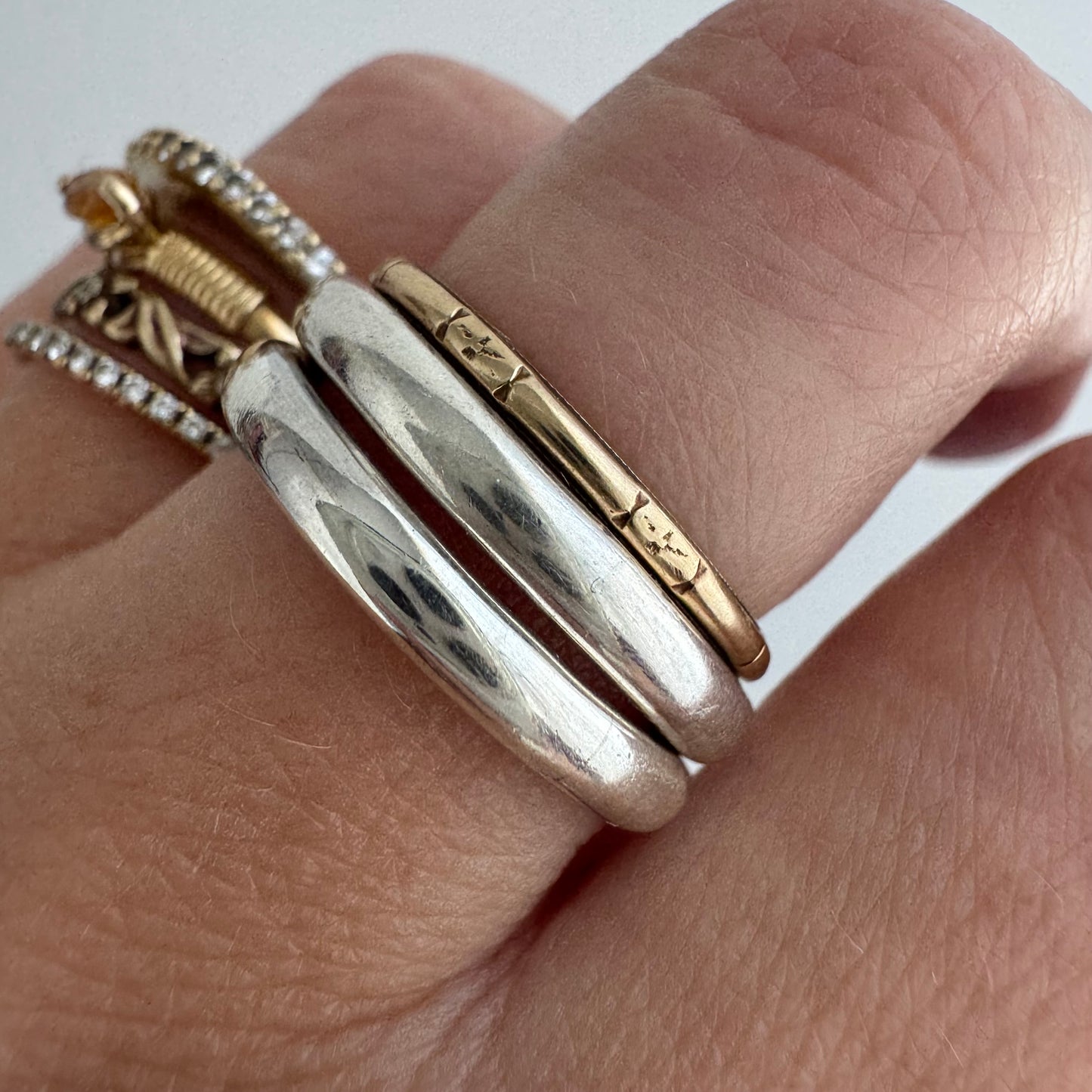 V I N T A G E // blooming pipe cut skinny donut / solid 14k yellow gold floral patterned thin eternity wedding band by JR Wood / size 6.25