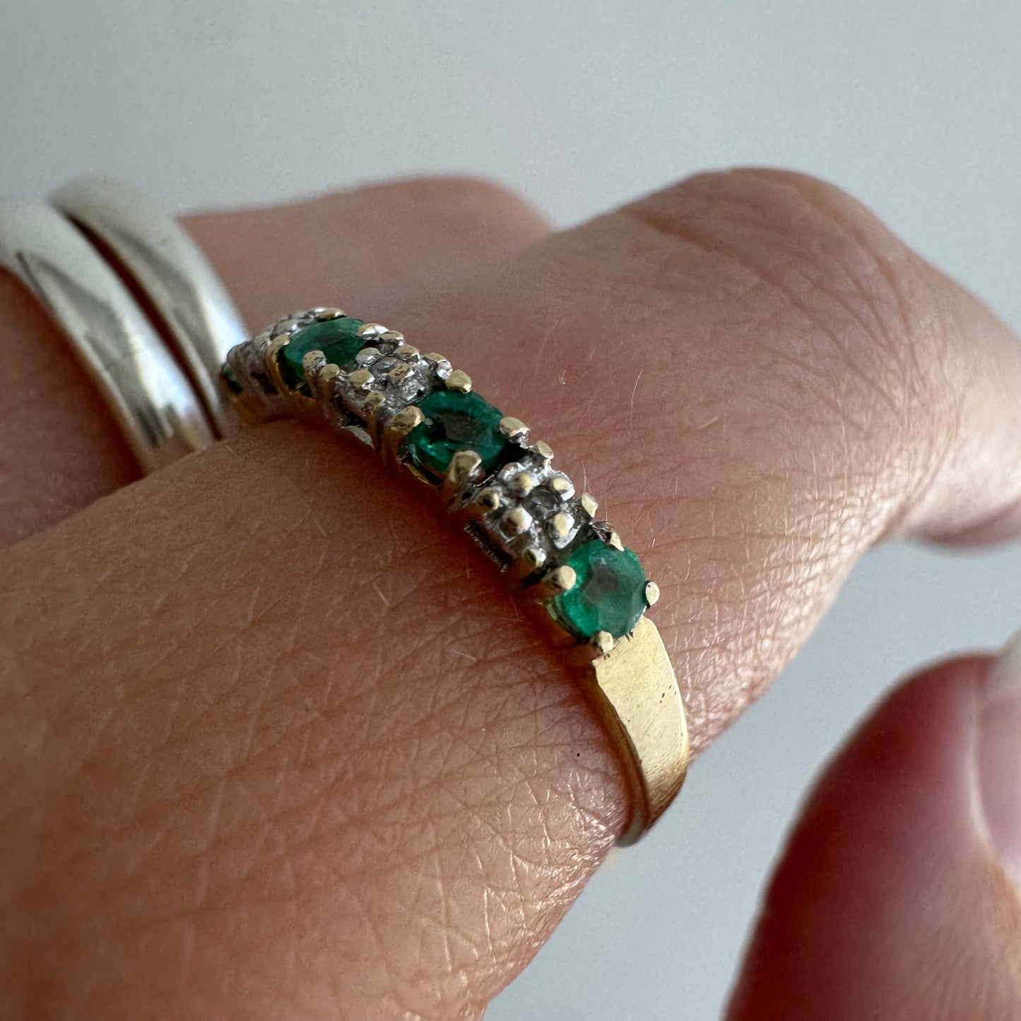 V I N T A G E // enviable green / 10k + emerald + diamond stacking band / size 7