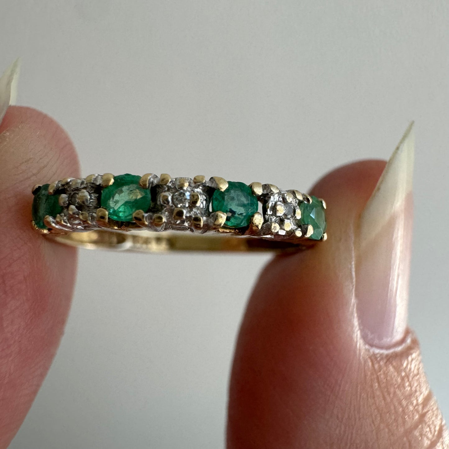 V I N T A G E // enviable green / 10k + emerald + diamond stacking band / size 7