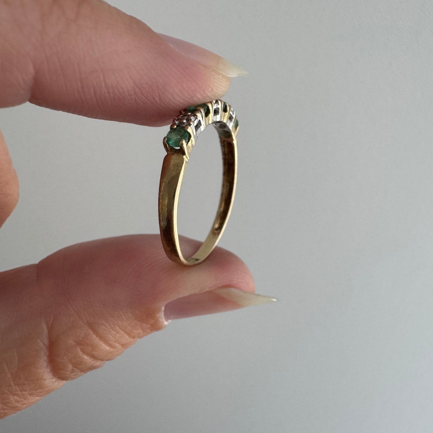 V I N T A G E // enviable green / 10k + emerald + diamond stacking band / size 7