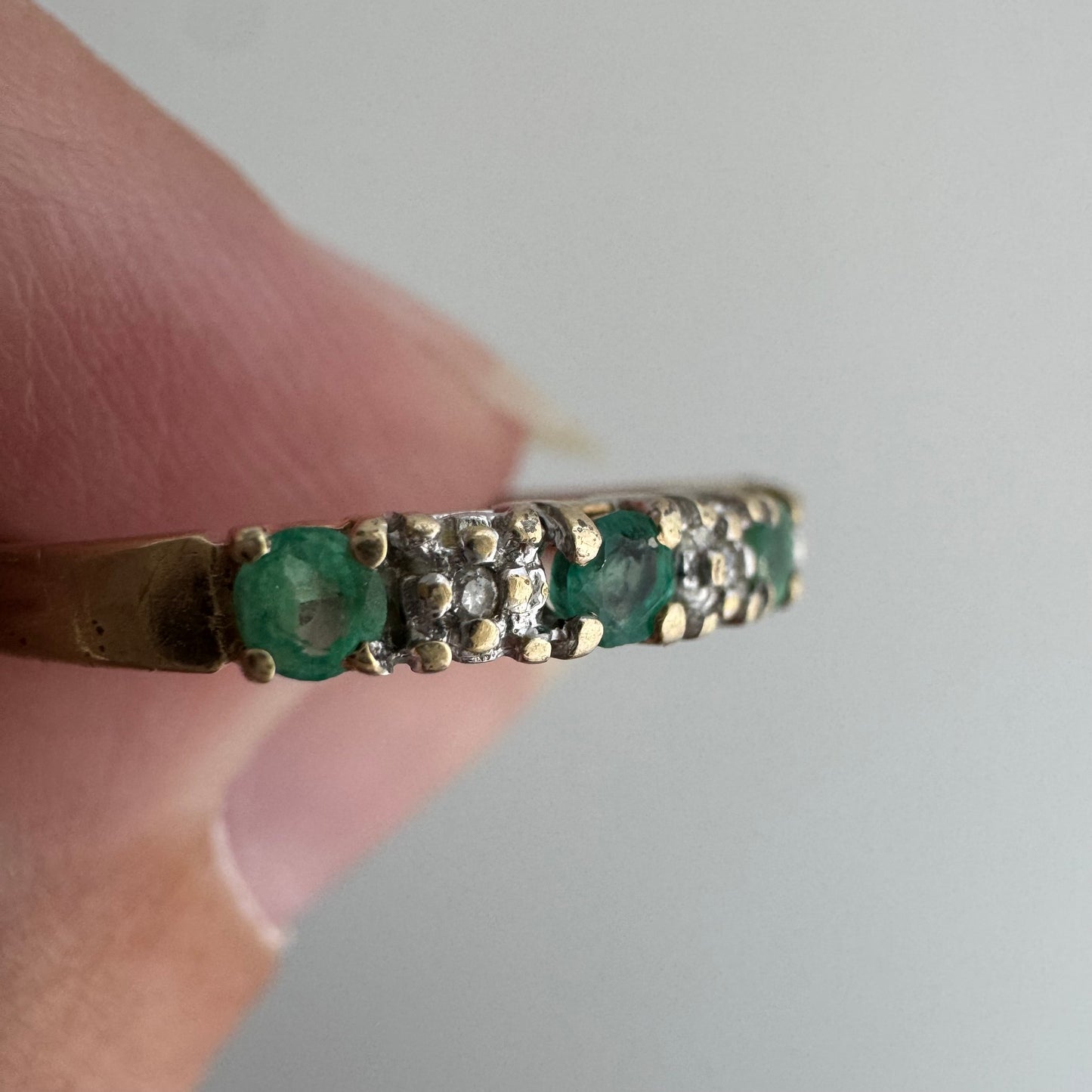 V I N T A G E // enviable green / 10k + emerald + diamond stacking band / size 7