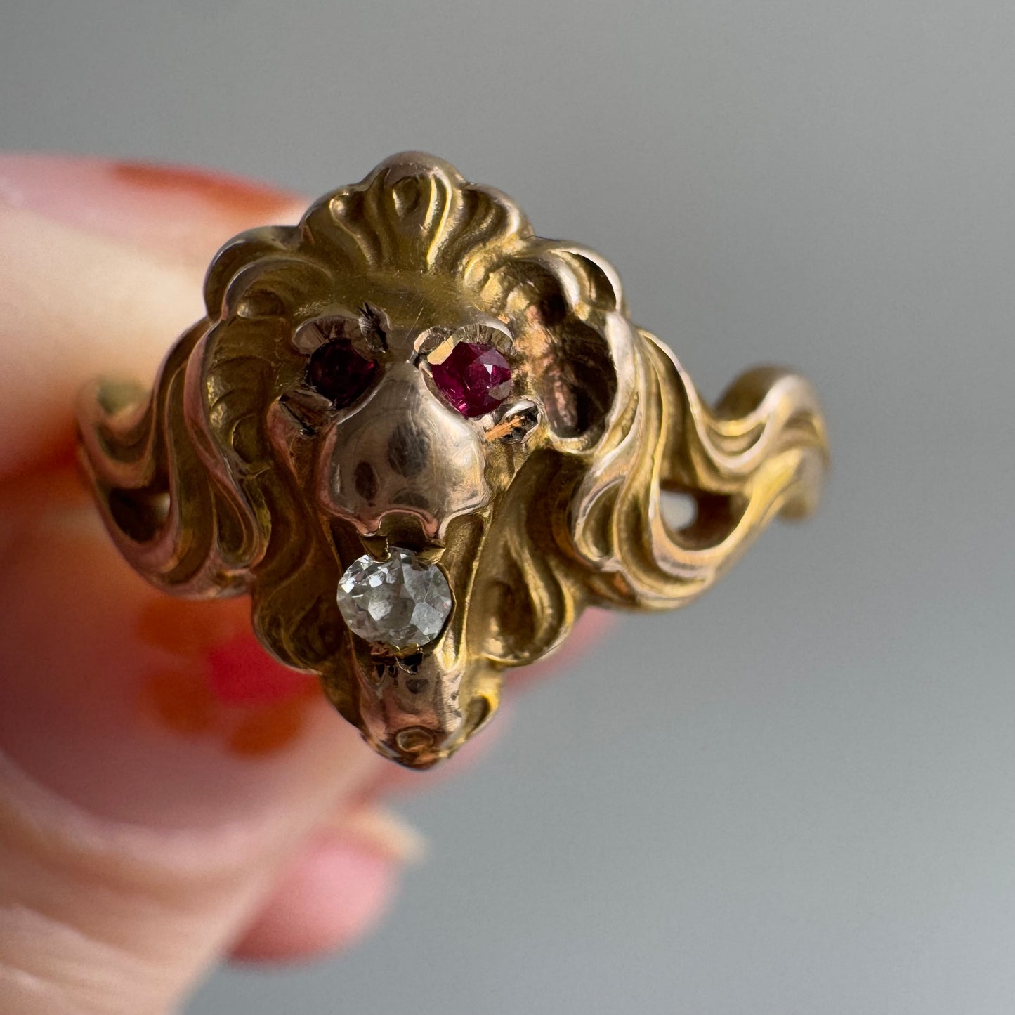 A N T I Q U E // victorian roar / bloomed 10k gargoyle lion with diamond and red eyes / size 6