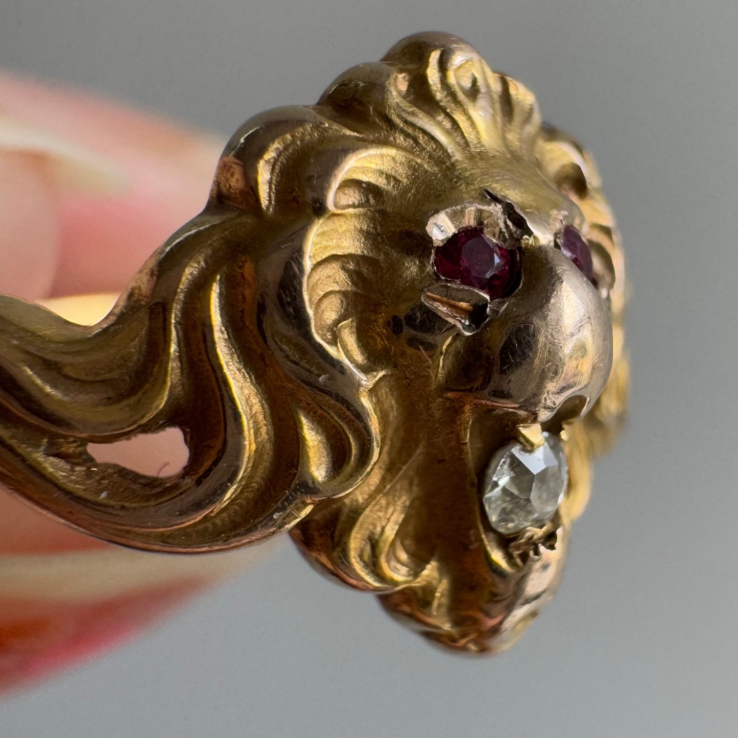 A N T I Q U E // victorian roar / bloomed 10k gargoyle lion with diamond and red eyes / size 6