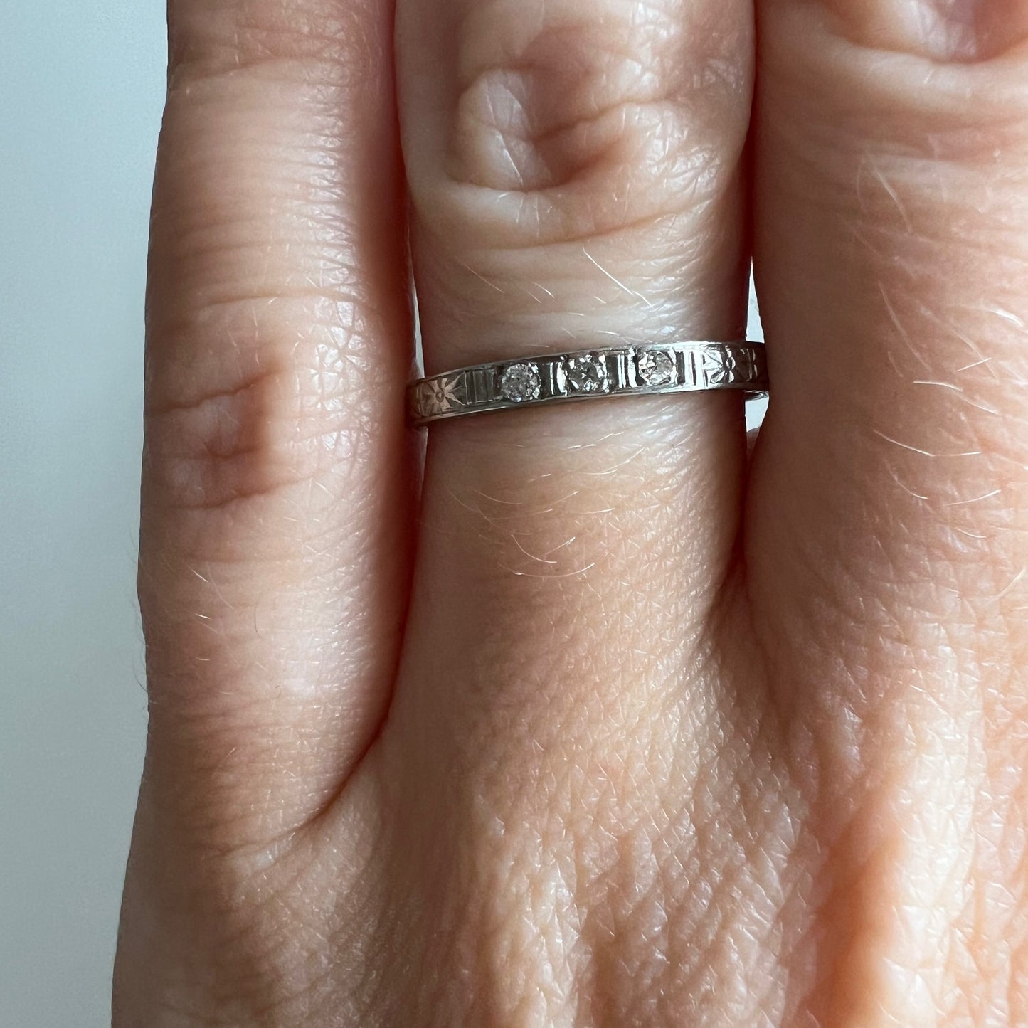 V I N T A G E // endless engraving / 18k white gold ring with diamonds / size 5.5