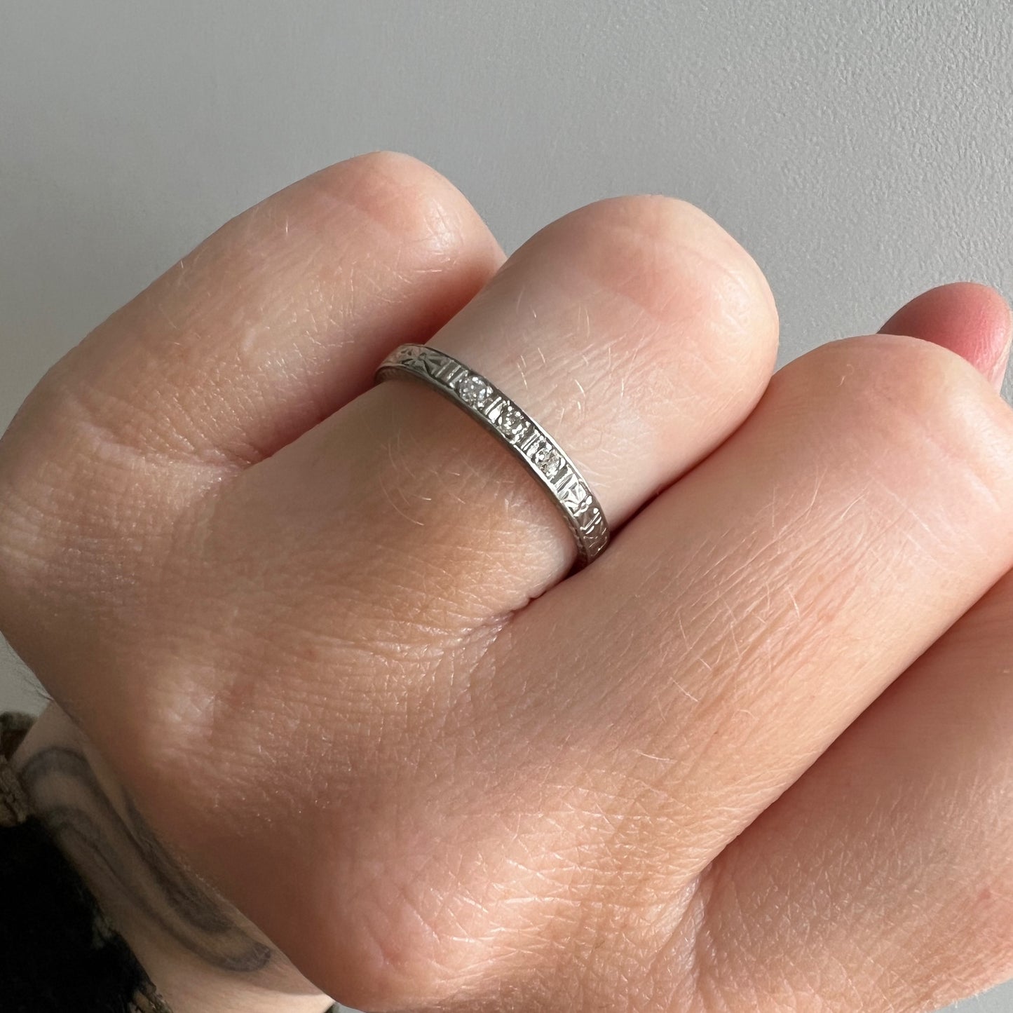 V I N T A G E // endless engraving / 18k white gold ring with diamonds / size 5.5