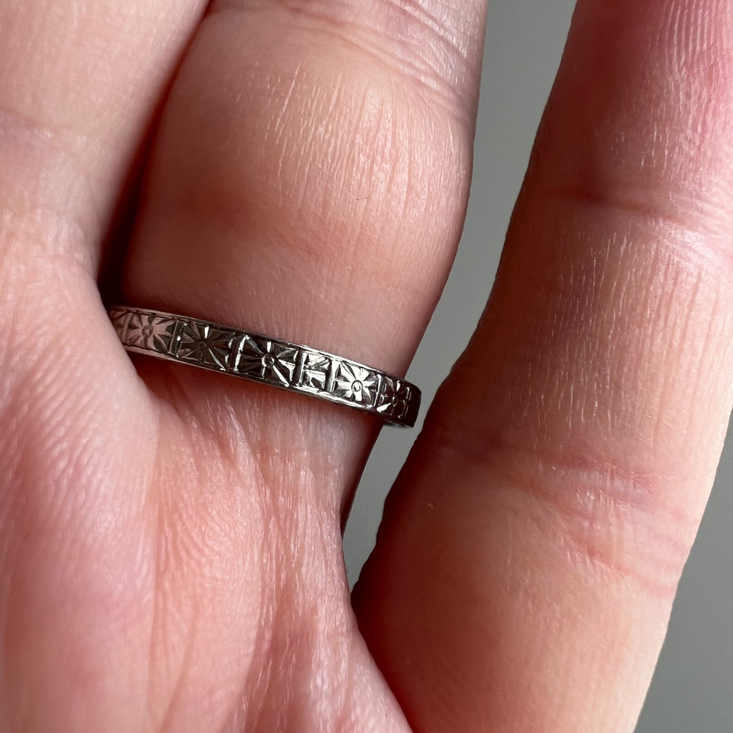 V I N T A G E // endless engraving / 18k white gold ring with diamonds / size 5.5