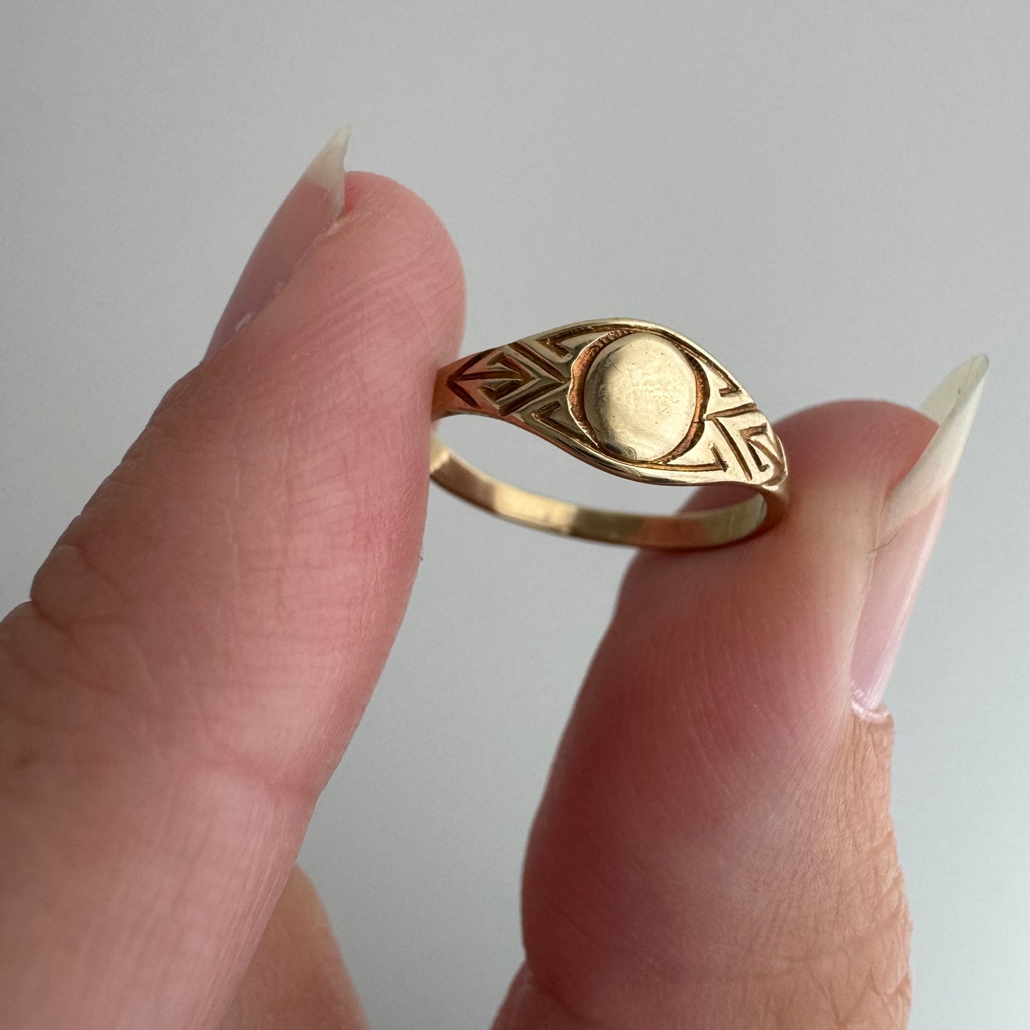 V I N T A G E // like an eye / 10k yellow gold tiniest signet ring / size 2.25