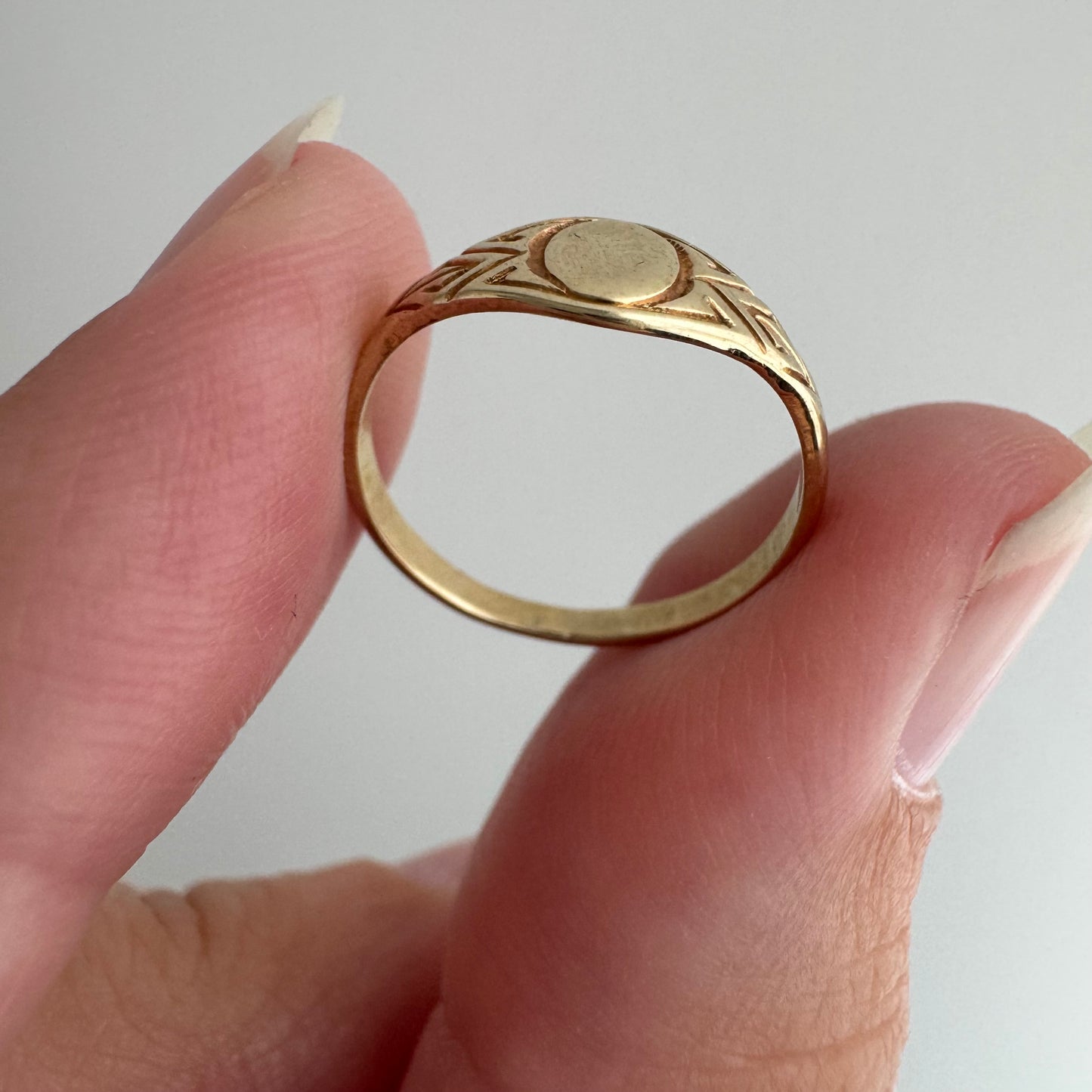 V I N T A G E // like an eye / 10k yellow gold tiniest signet ring / size 2.25