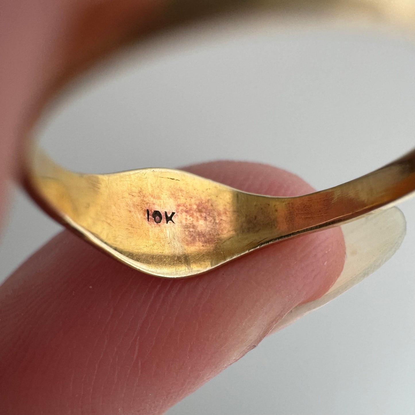 V I N T A G E // like an eye / 10k yellow gold tiniest signet ring / size 2.25