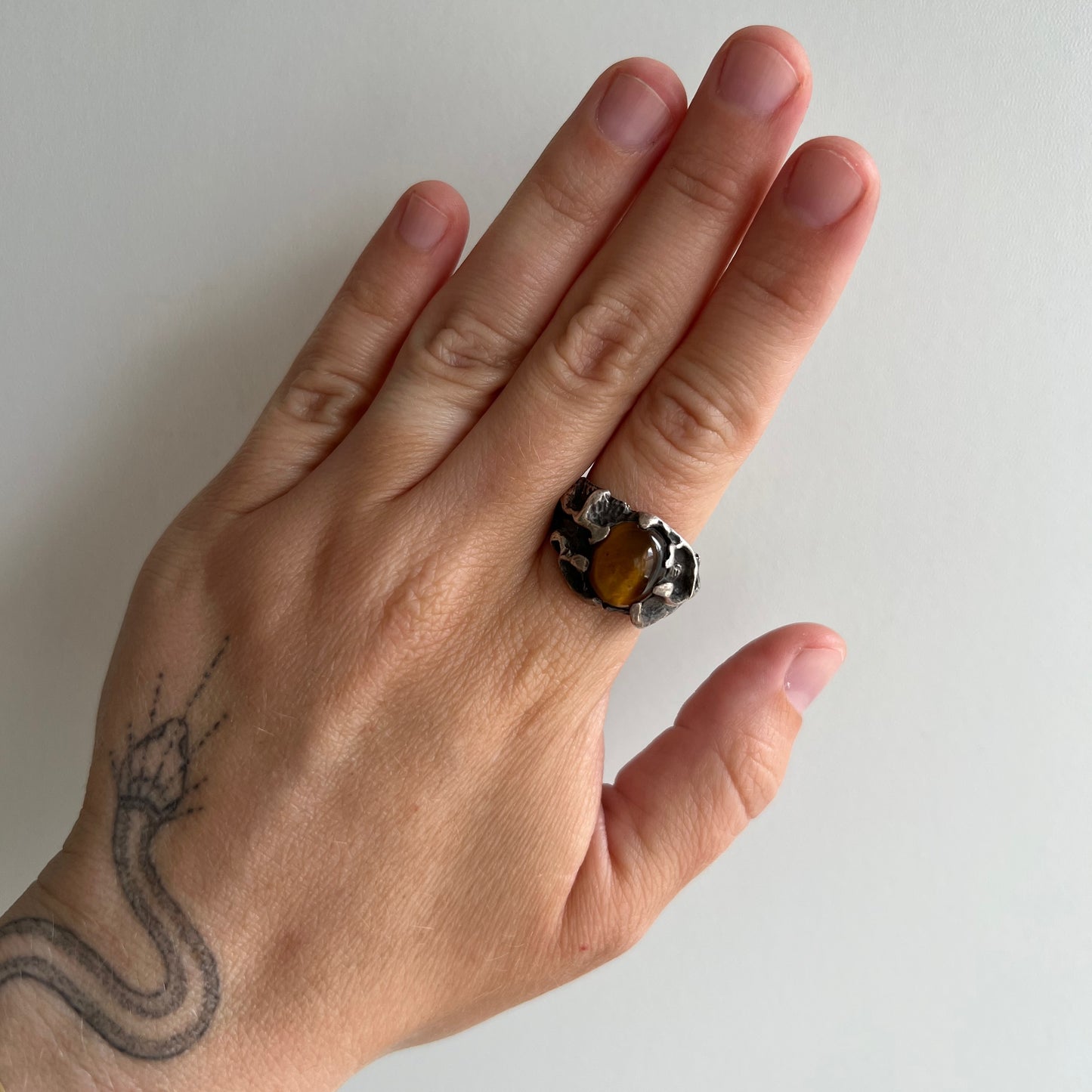 V I N T A G E // shimmery brutalism / sterling silver and tigers eye brutalist signet dome ring / size 8-8.25