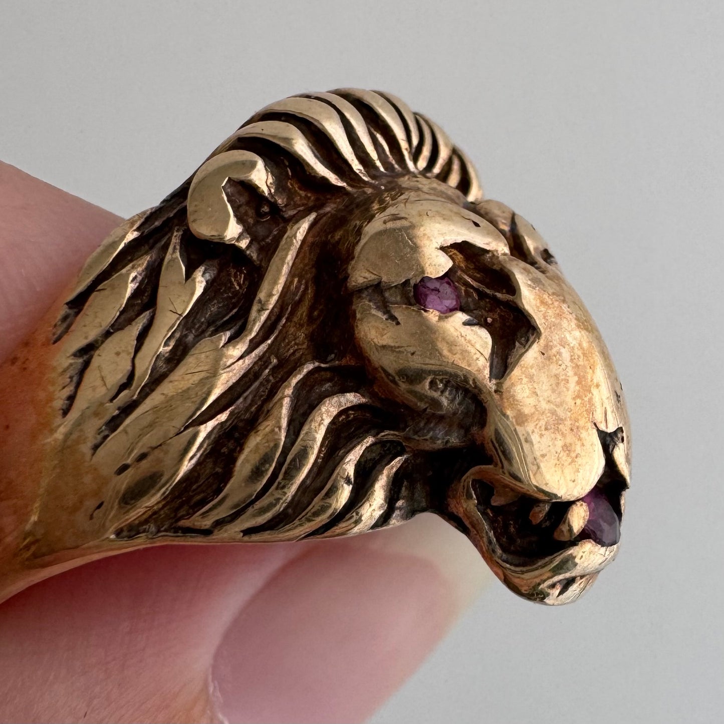 V I N T A G E // ruby roar / 10k and luby lion face ring / size 10.75 to 11