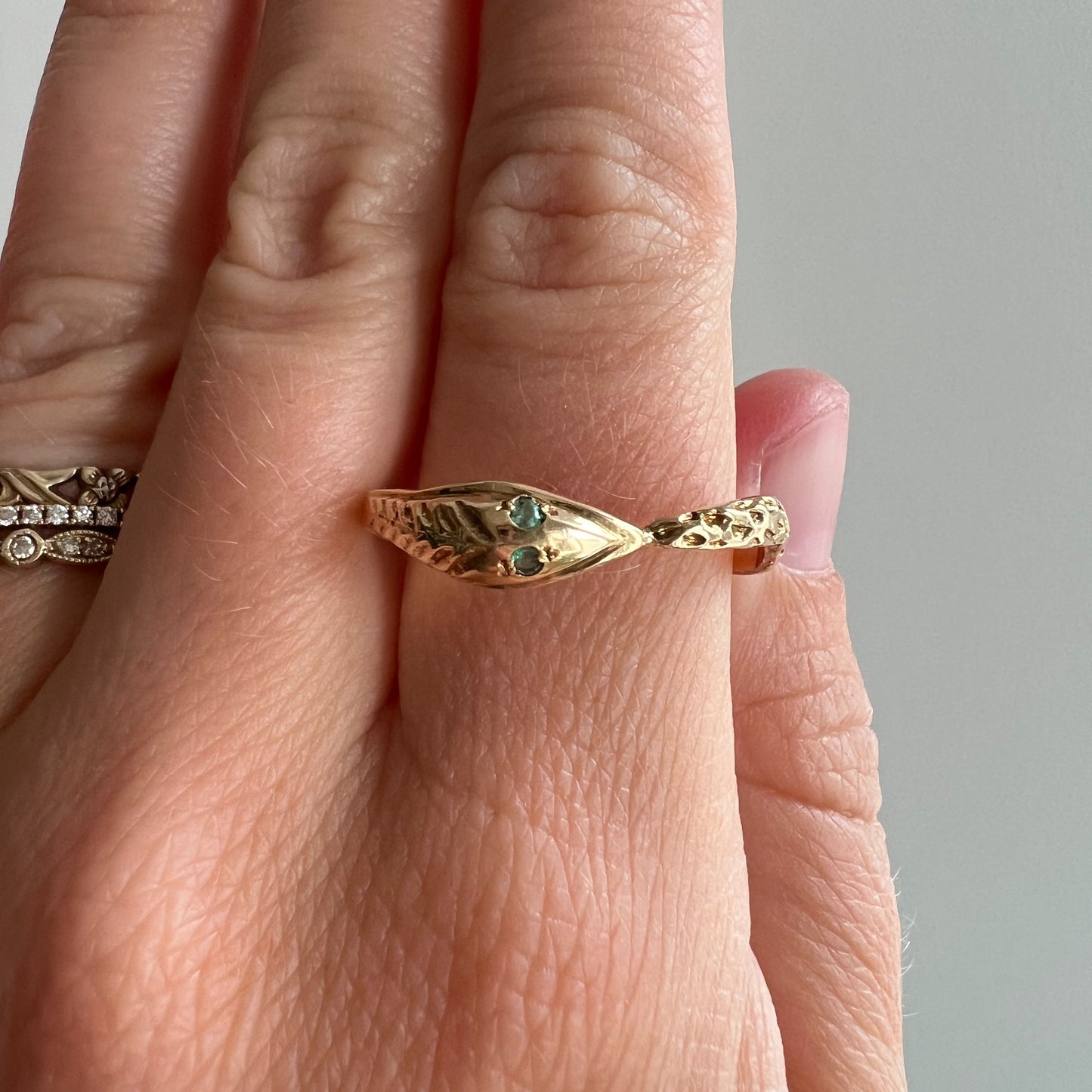V I N T A G E // sweetest slithering / solid 18k yellow gold and emerald ouroboros snake ring / size 11.25