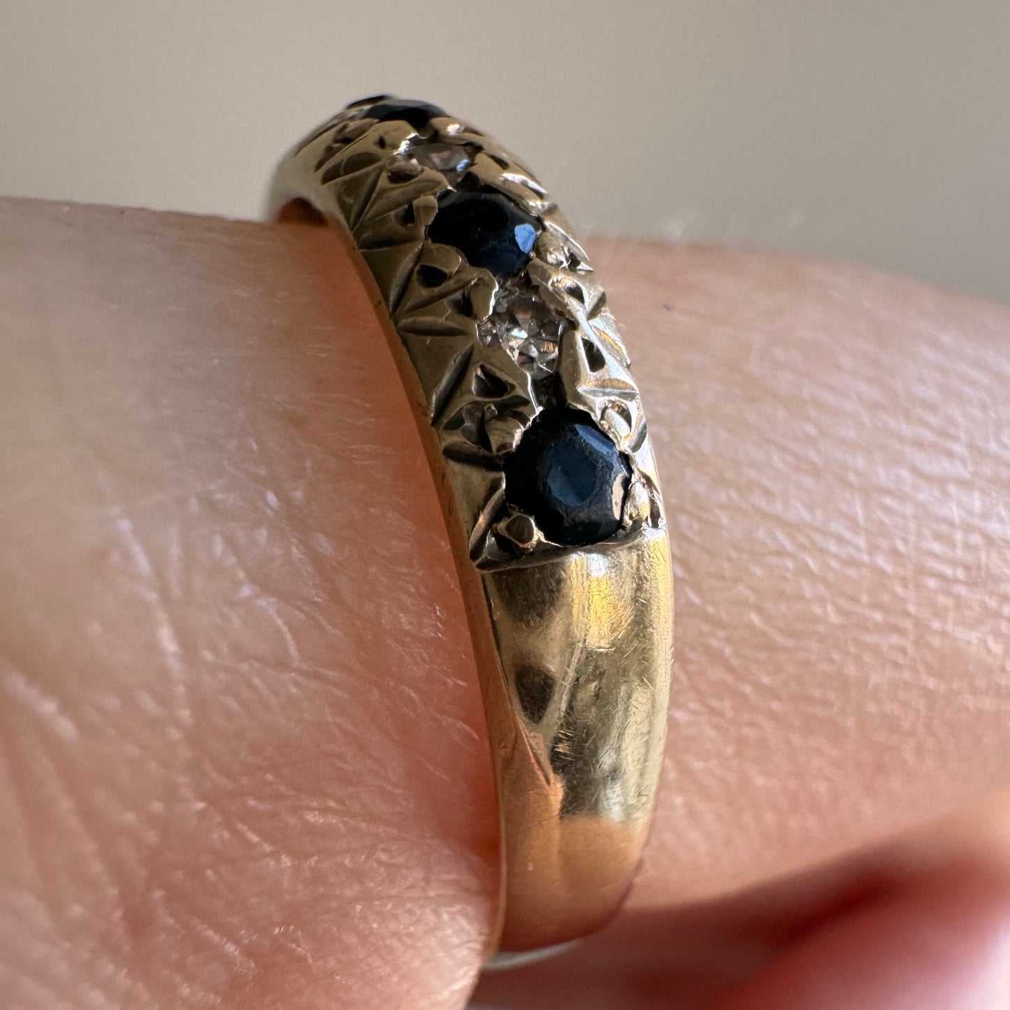 V I N T A G E // scattered stars / 9k gold with dark blue topaz and diamonds starburst-ish band / size 8.25