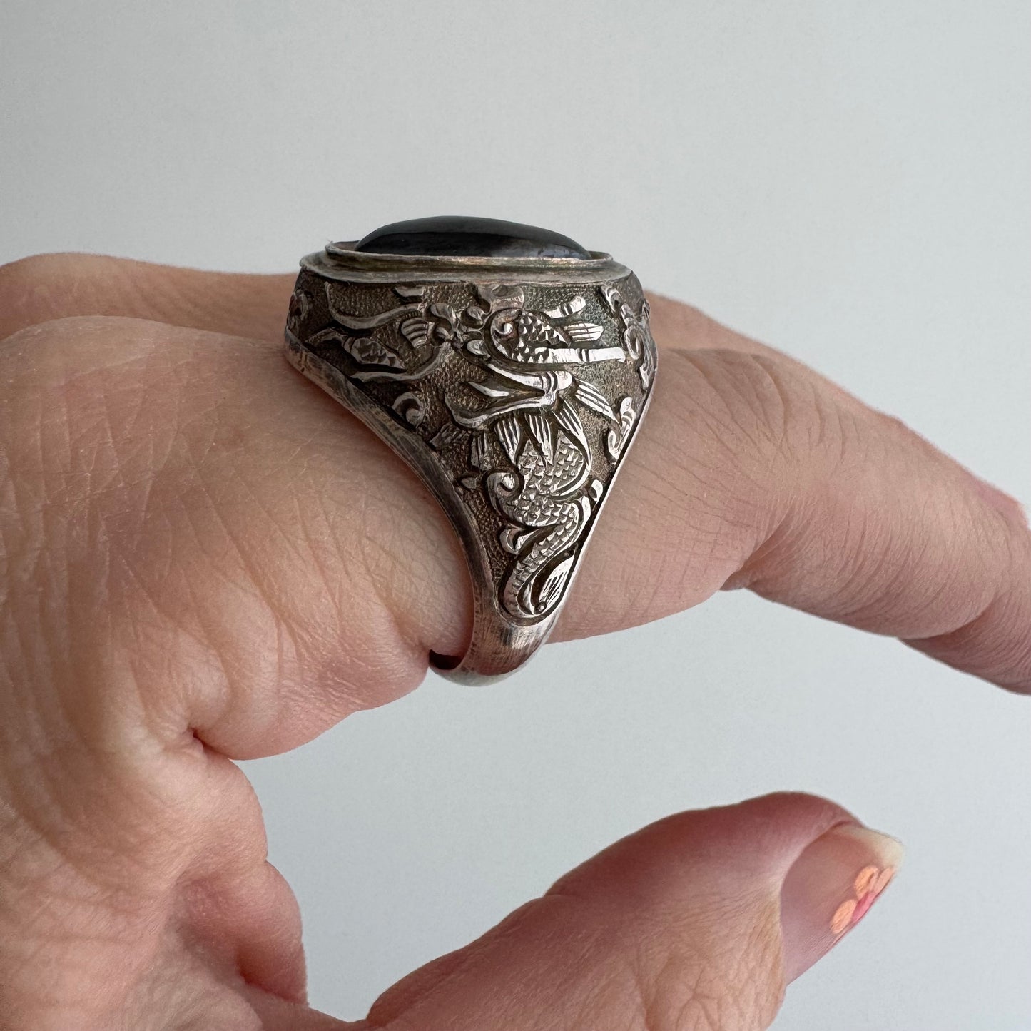 V I N T A G E // perfect pagoda / sterling silver and hematite dragon ring / size 8.25