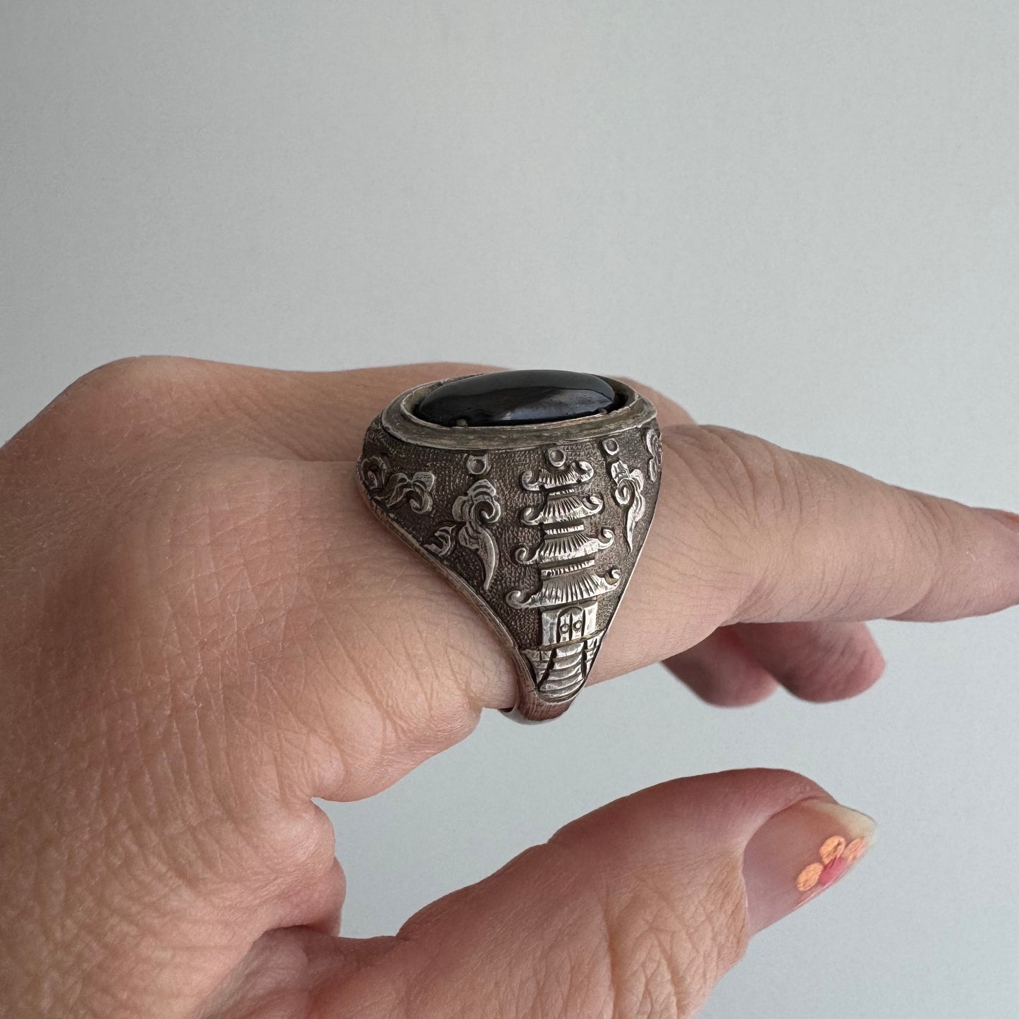 V I N T A G E // perfect pagoda / sterling silver and hematite dragon ring / size 8.25