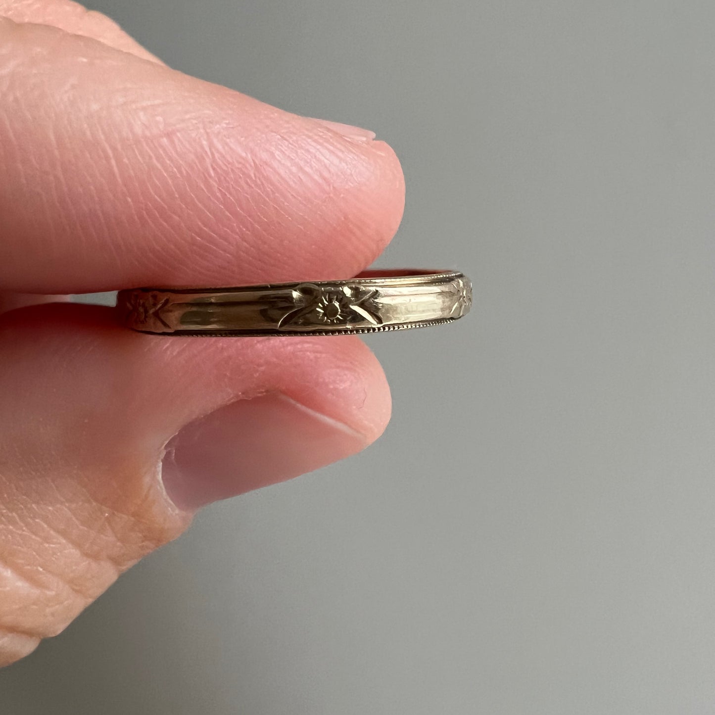 V I N T A G E // daisy chain / 10k yellow gold floral patterned eternity band / size 5.75