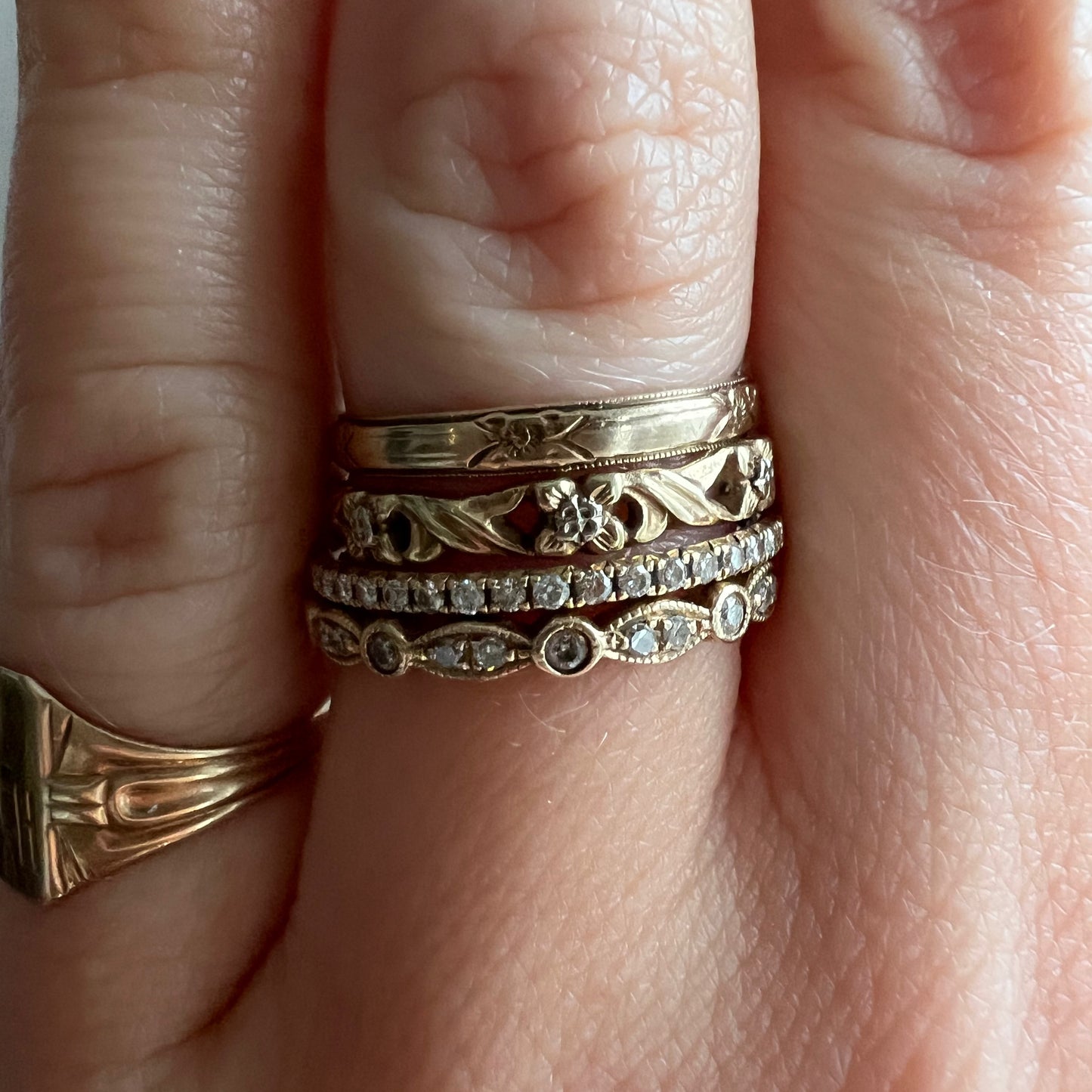 V I N T A G E // daisy chain / 10k yellow gold floral patterned eternity band / size 5.75