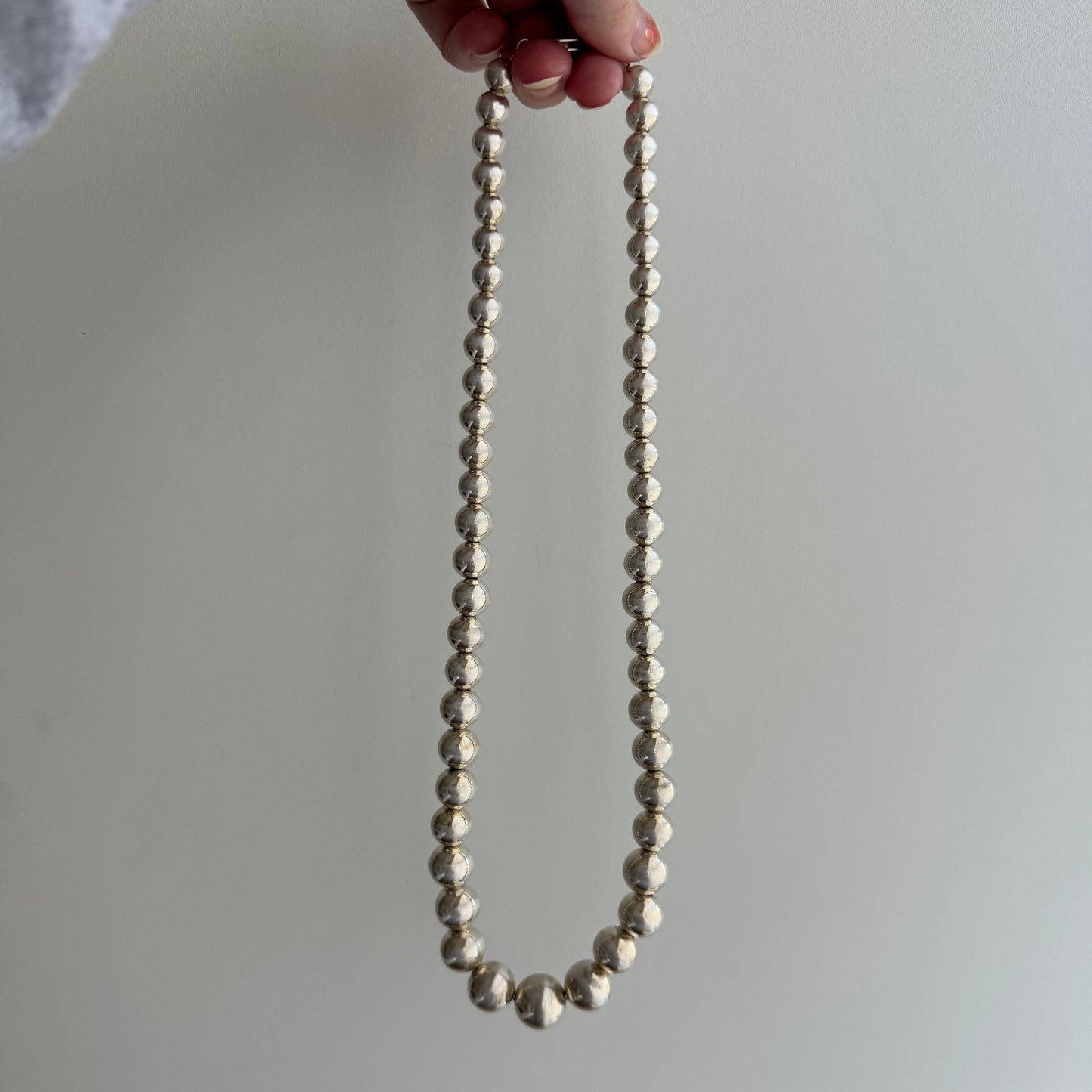 V I N T A G E // silver pearls / sterling silver graduated ball bead necklace / 21", 52.8g