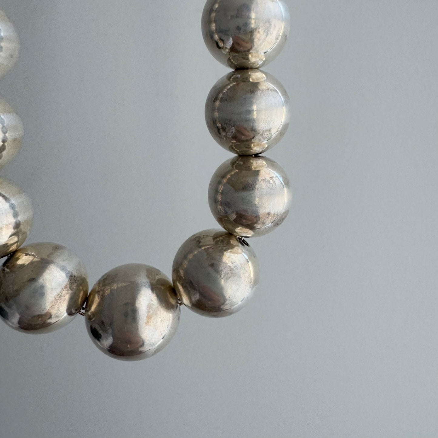 V I N T A G E // silver pearls / sterling silver graduated ball bead necklace / 21", 52.8g