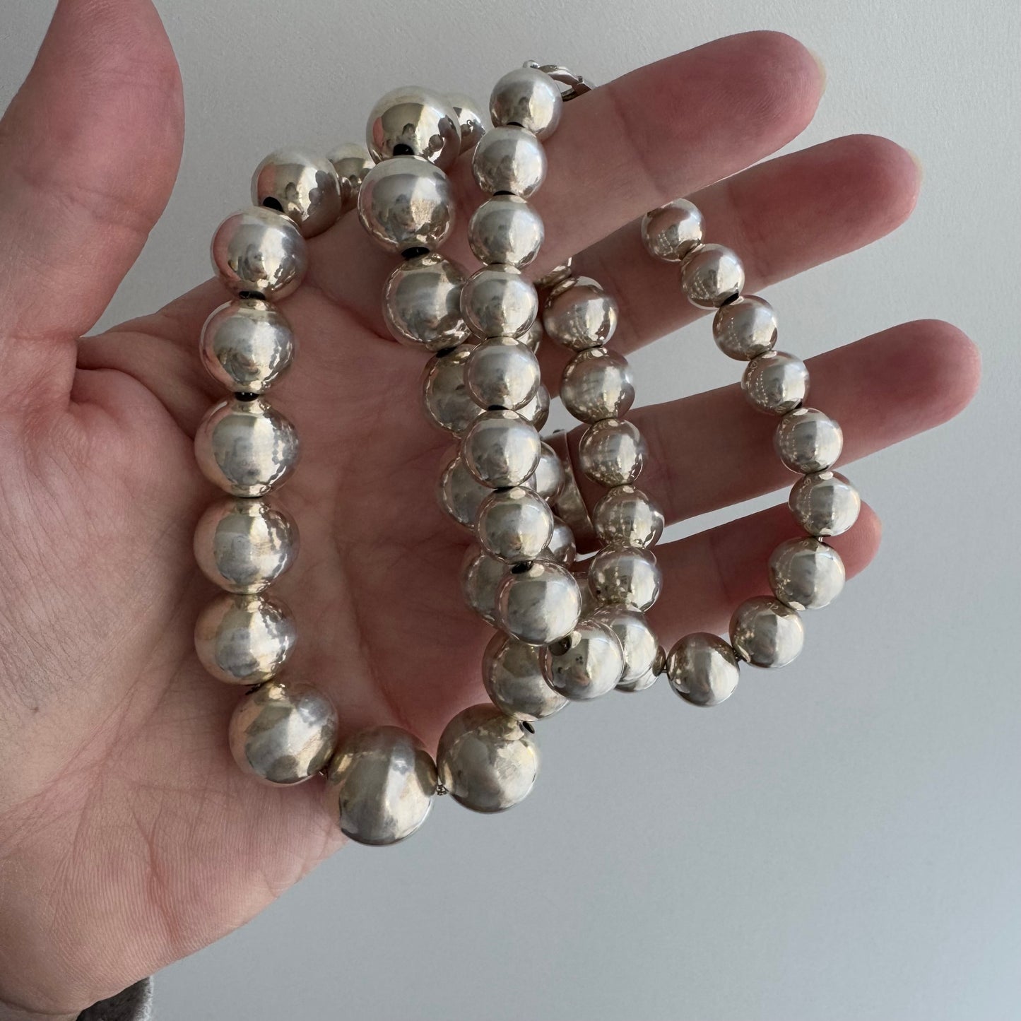 V I N T A G E // silver pearls / sterling silver graduated ball bead necklace / 21", 52.8g